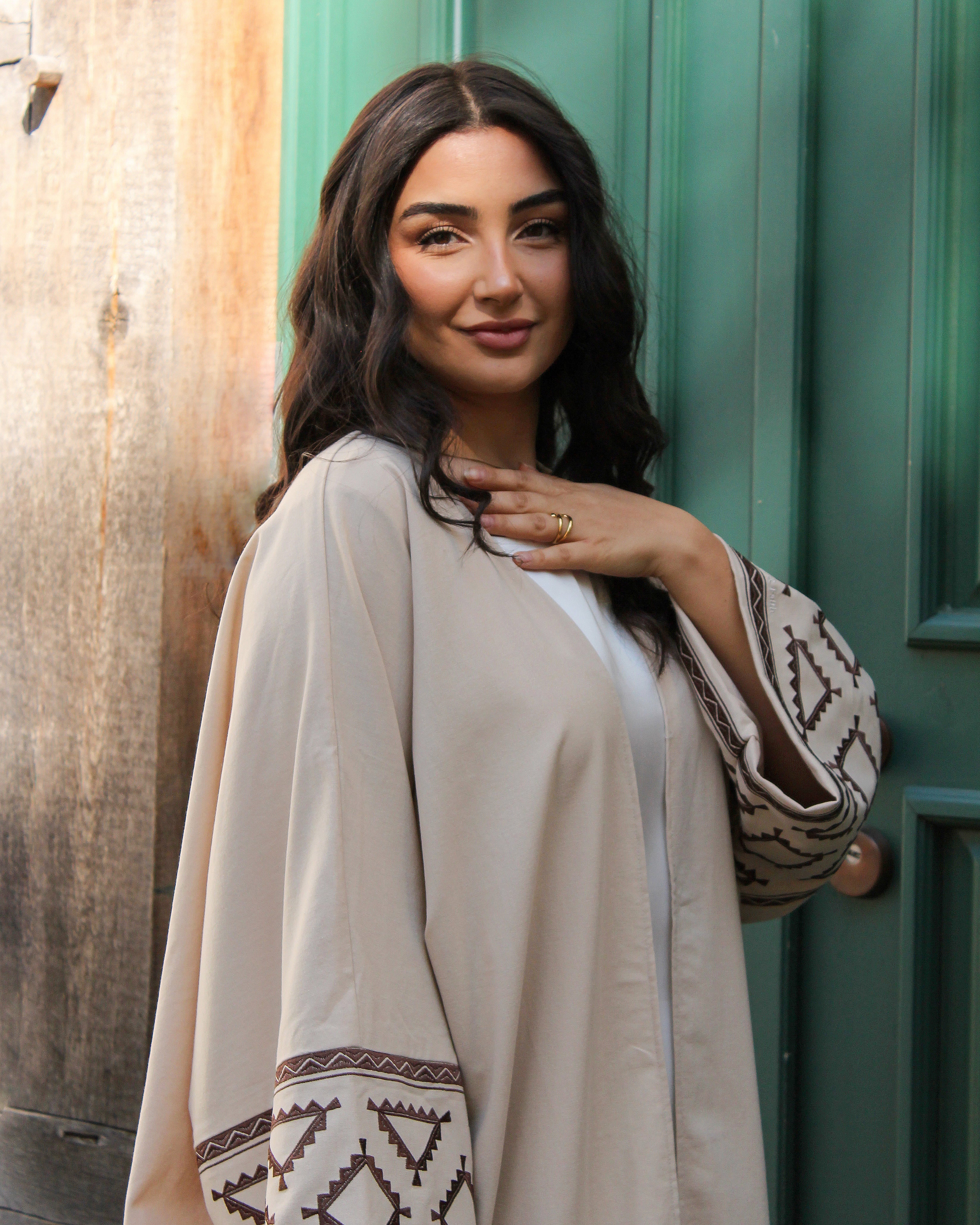 Porträtaufnahme in der beigefarbenen Dune Abaya – feminine Ausstrahlung in hochwertiger islamischer Kleidung