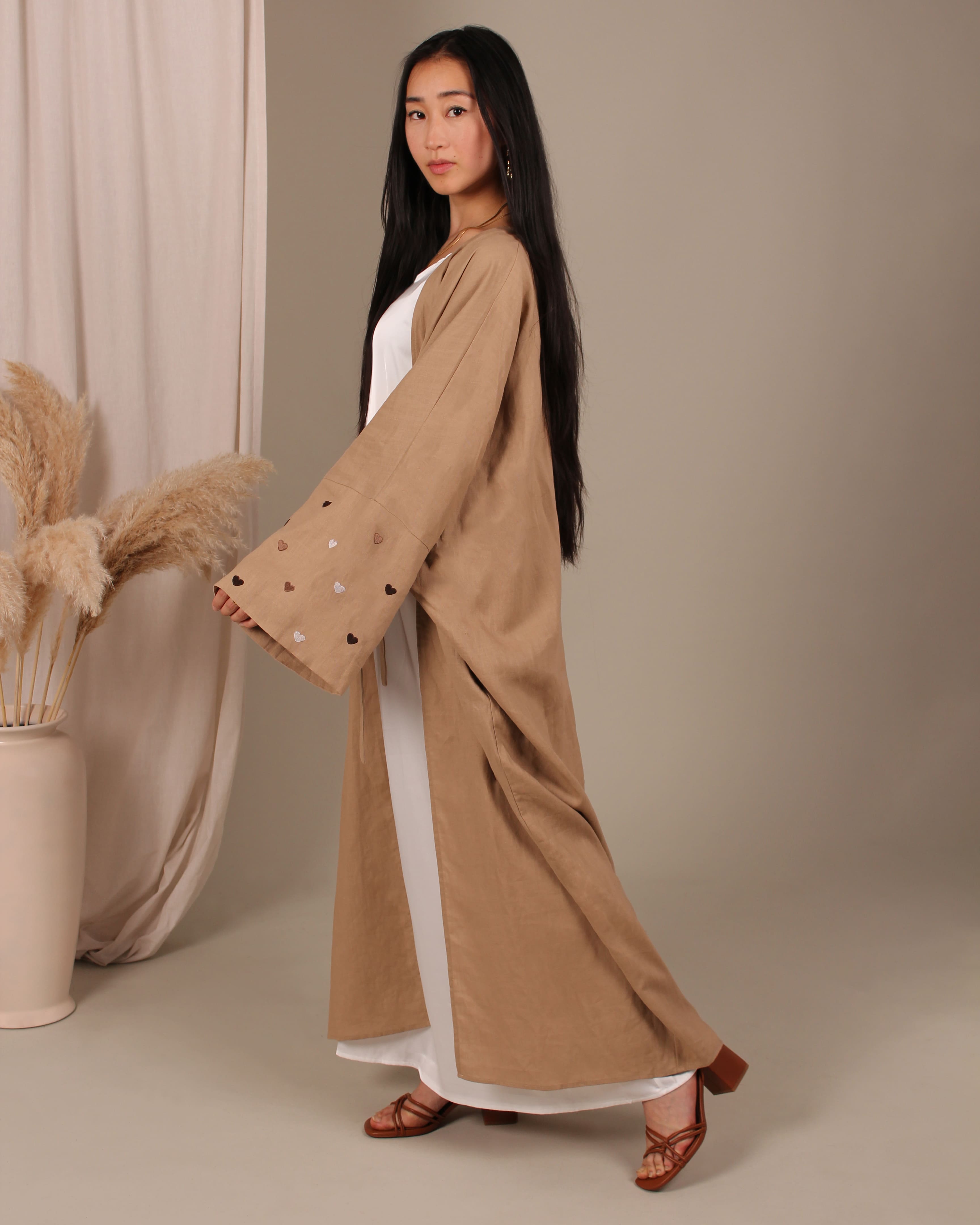 Seitenansicht der Grace Abaya – fließender Schnitt und zurückhaltender Stil islamischer Mode