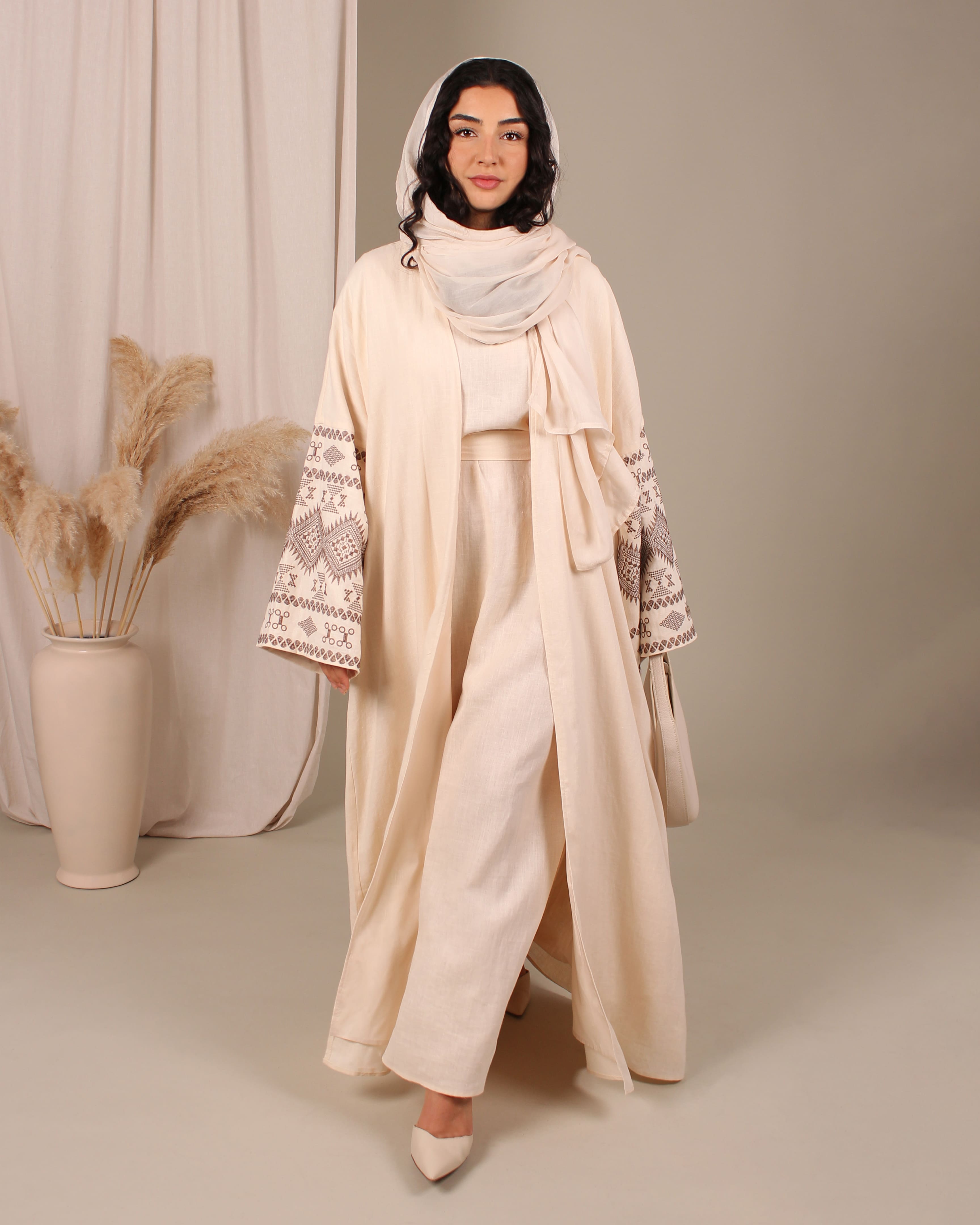 Sahara Abaya mit beigefarbenem Hijab – harmonisches Set aus islamischer Kleidung von Purpose & Faith