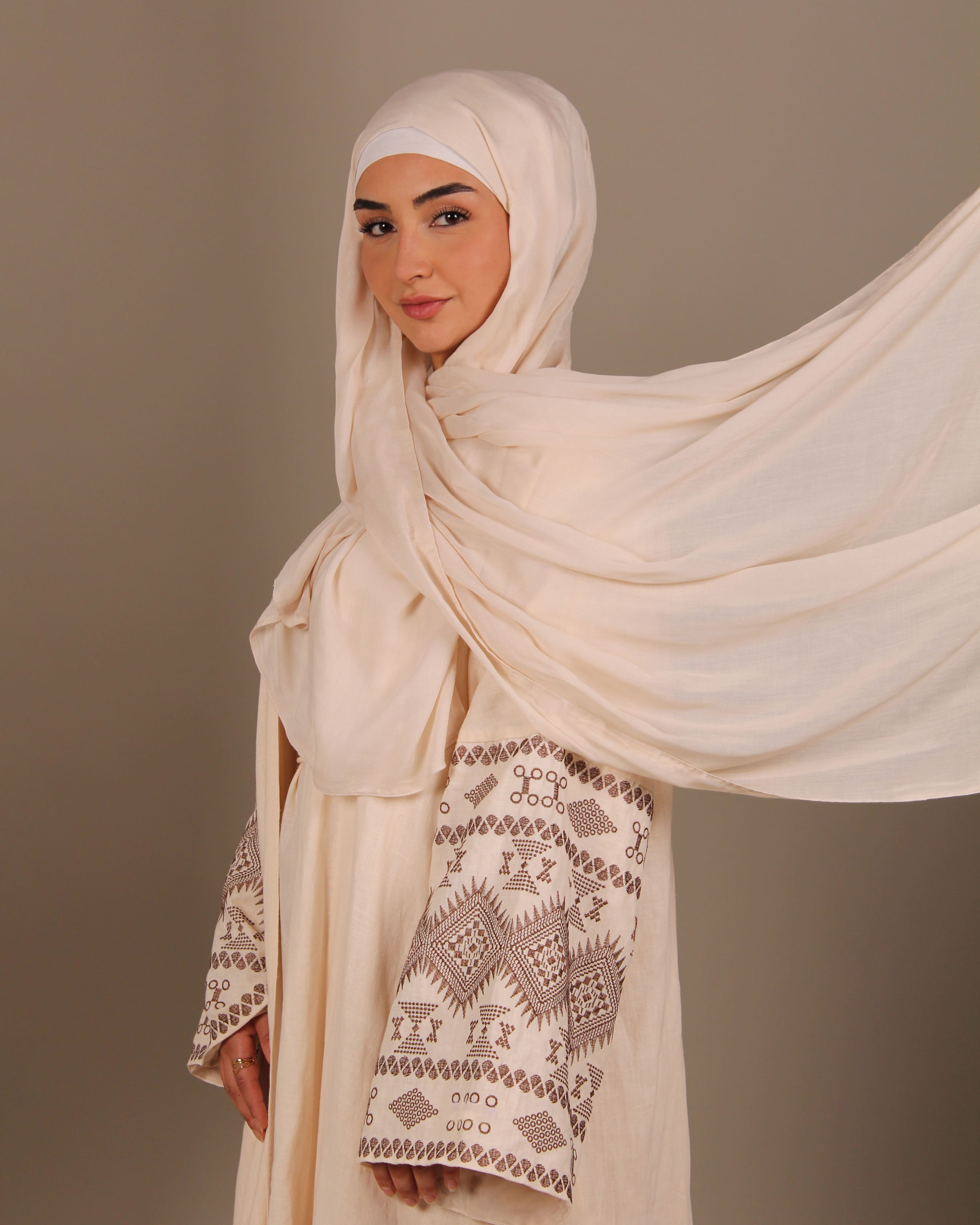 Porträtaufnahme einer Frau in der Sahara Abaya – feminine Ausstrahlung in eleganter islamischer Kleidung