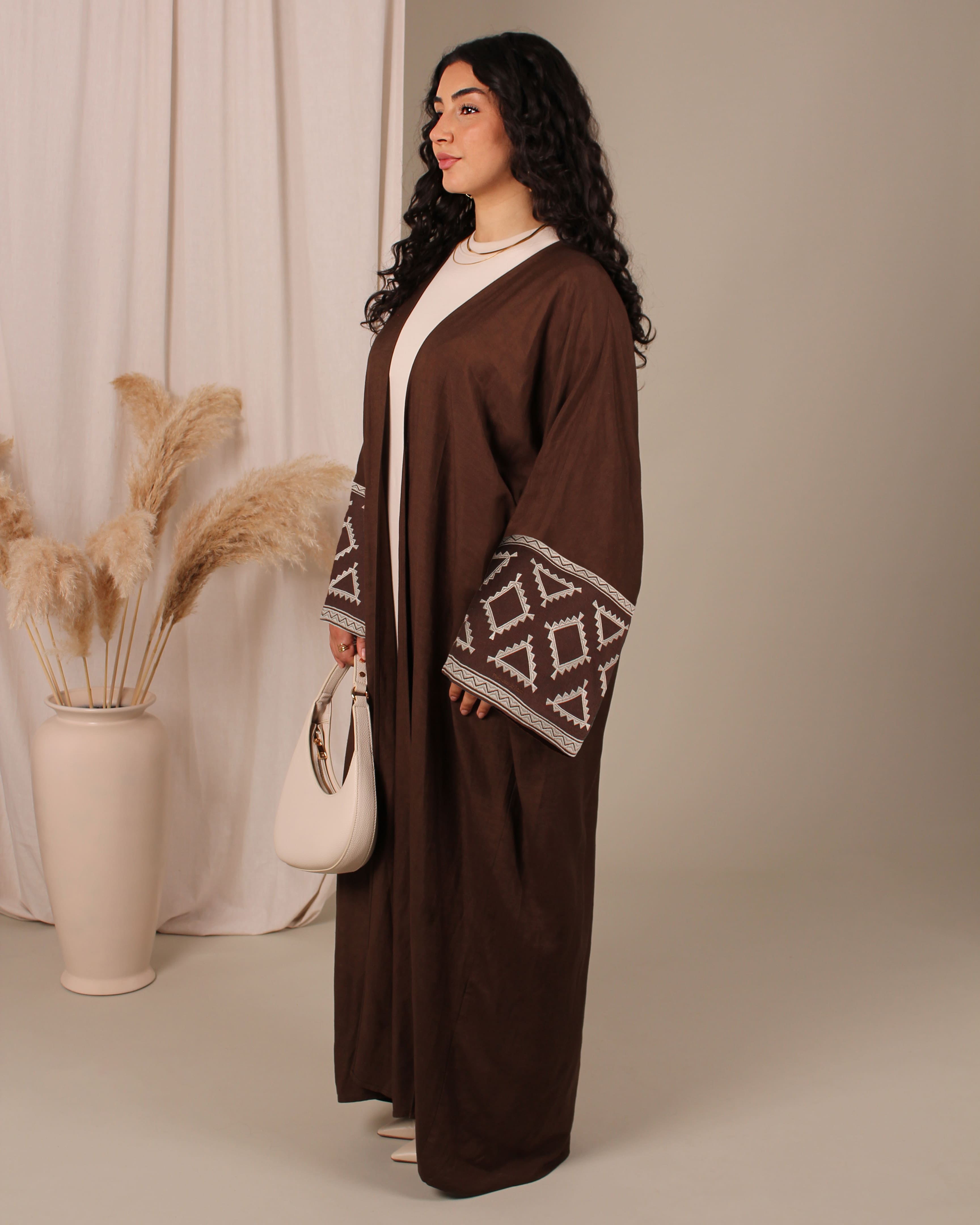 Detailansicht der Stickerei der Earth Abaya in Braun – hochwertige Verarbeitung islamischer Kleidung von Purpose & Faith