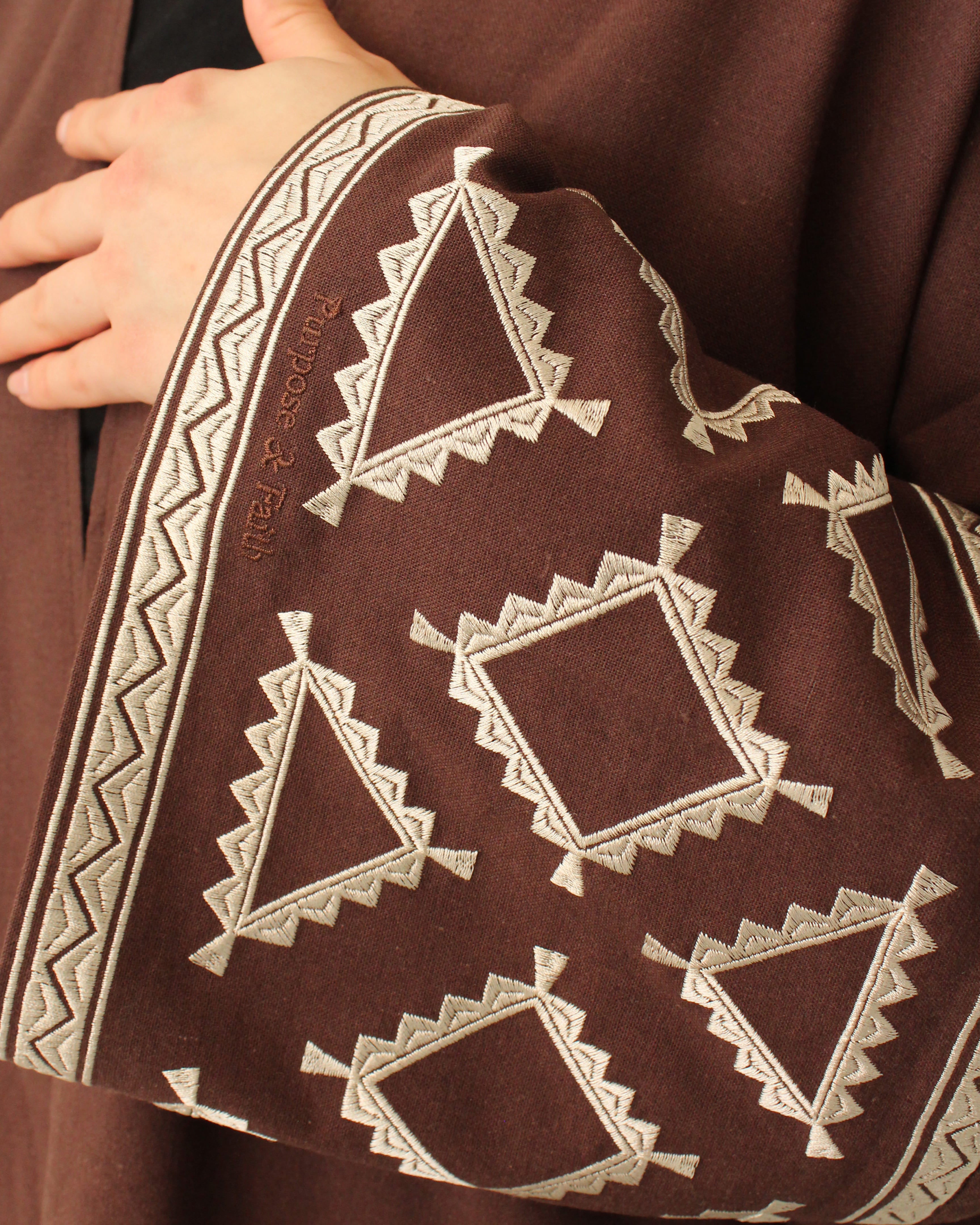 Porträt einer Frau in der braunen Earth Abaya – stilvolle Verbindung aus Tradition und Modest Fashion