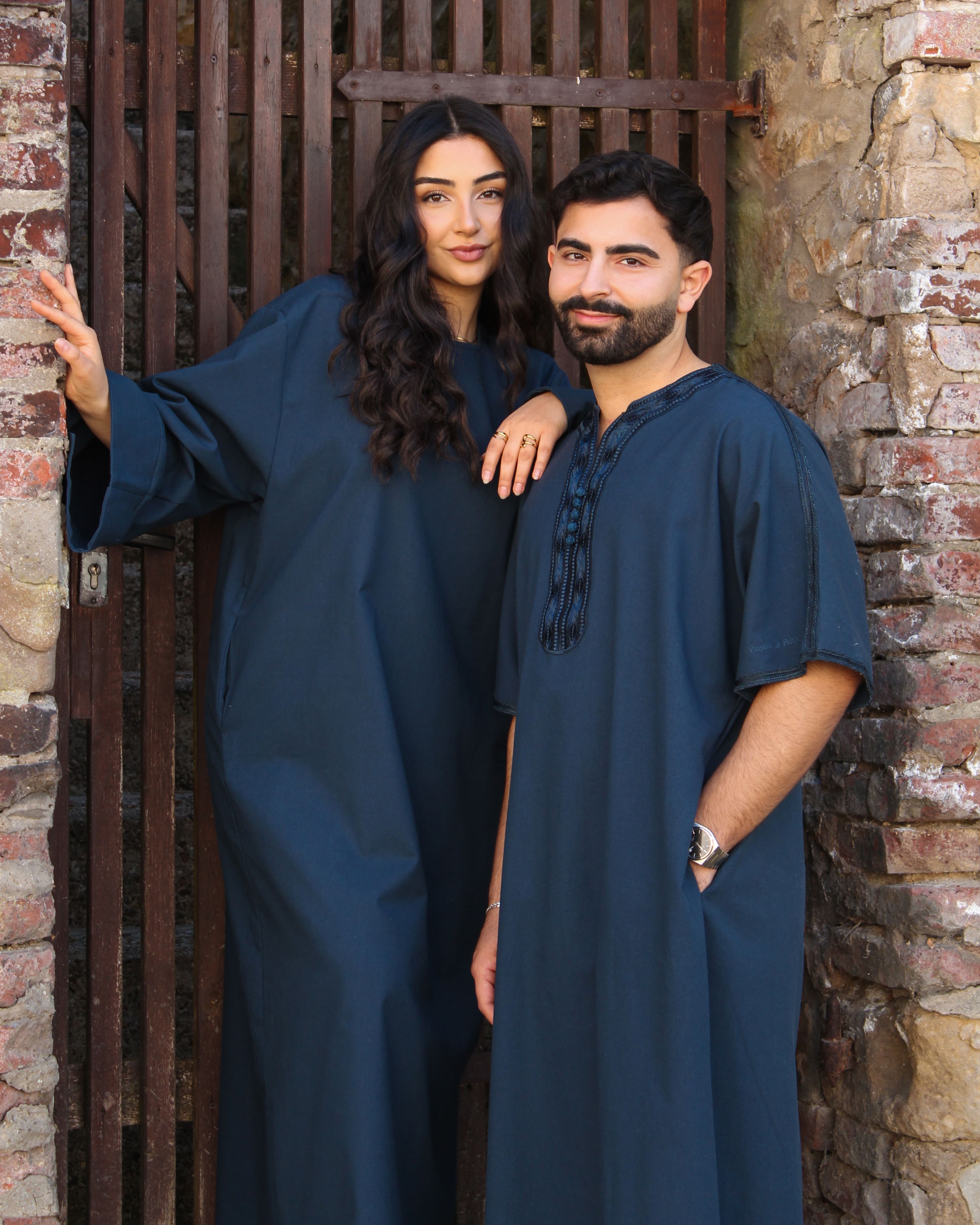 Paaraufnahme in eleganter Modest Fashion – dunkelblaue Abaya und Thobe abgestimmt