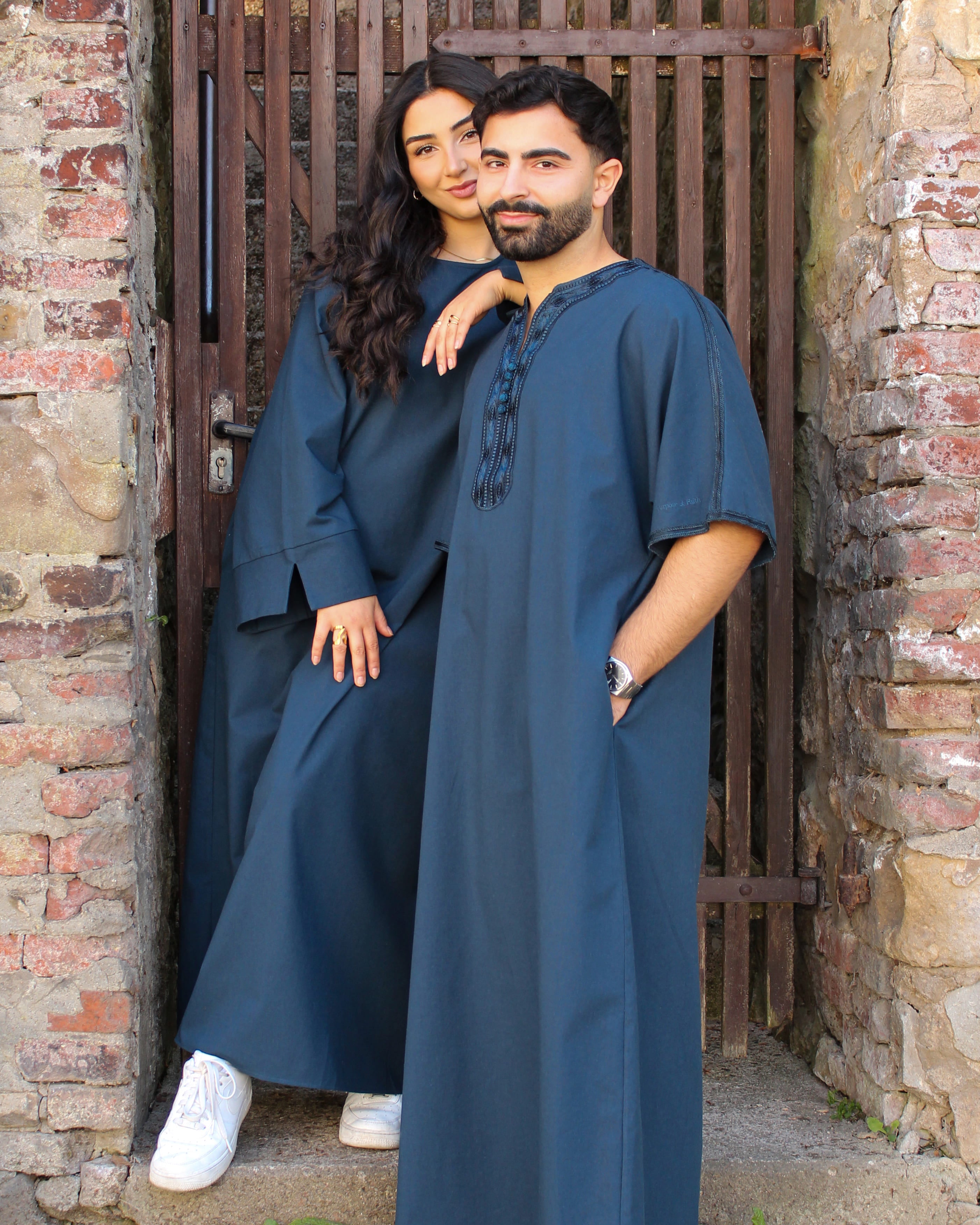 Abgestimmter Partnerlook – Frau und Mann in Purpose & Faith Outfits in Dunkelblau