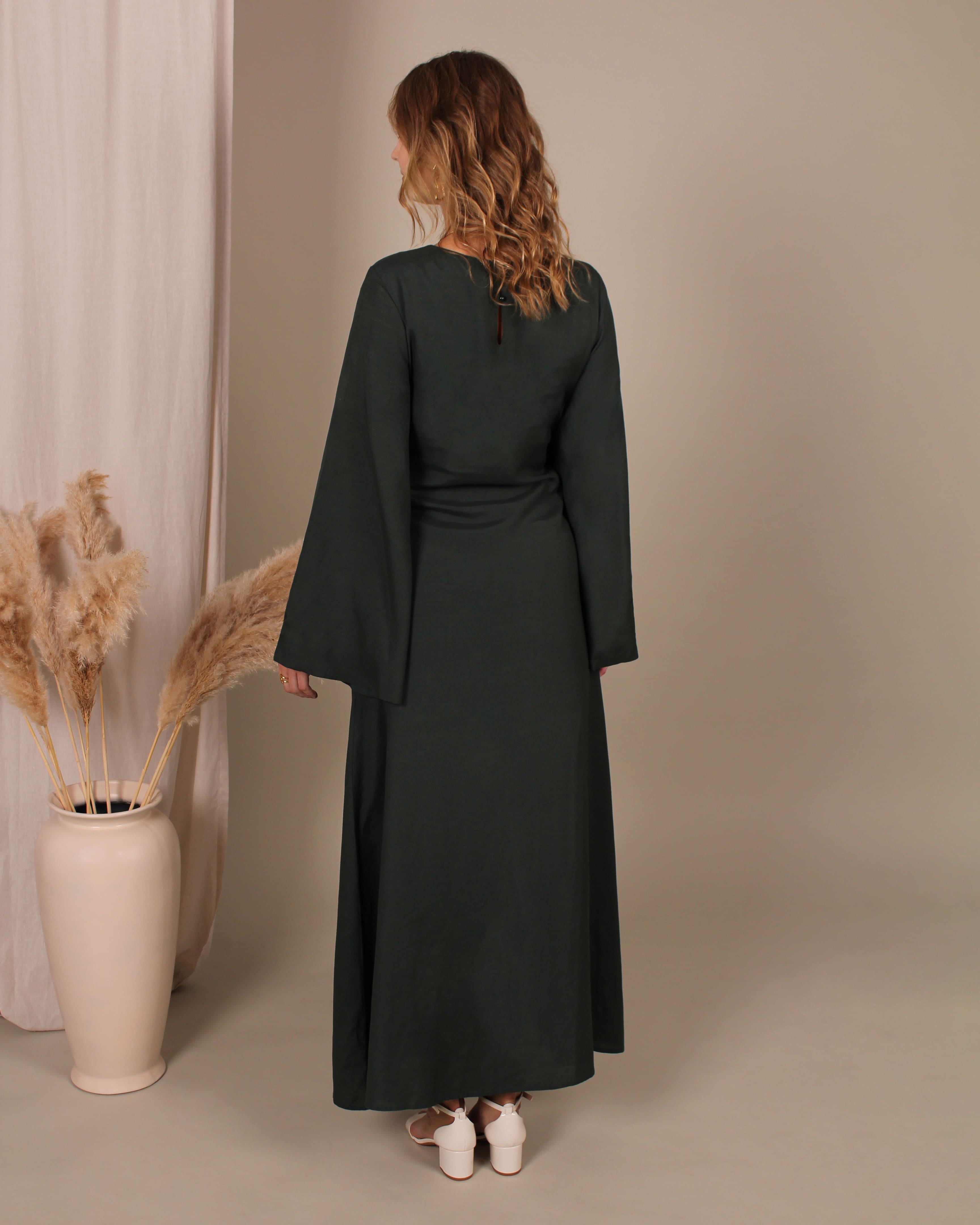 Rückansicht der Moss Abaya – fließender Stoff und klassischer Schnitt für stilvolle islamische Kleidung