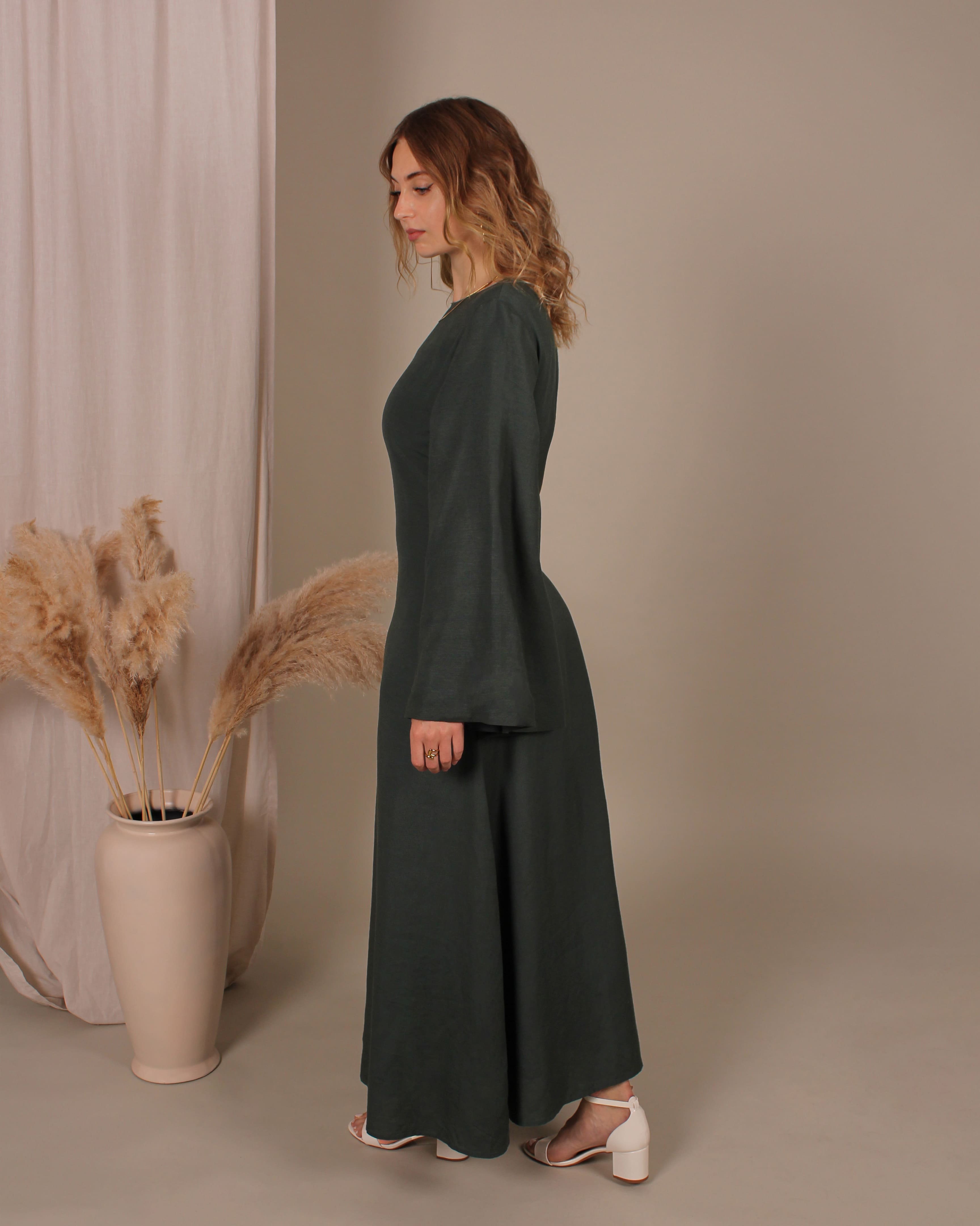 Seitenansicht der dunkelgrünen Moss Abaya – modernes Design trifft auf traditionelle Bescheidenheit