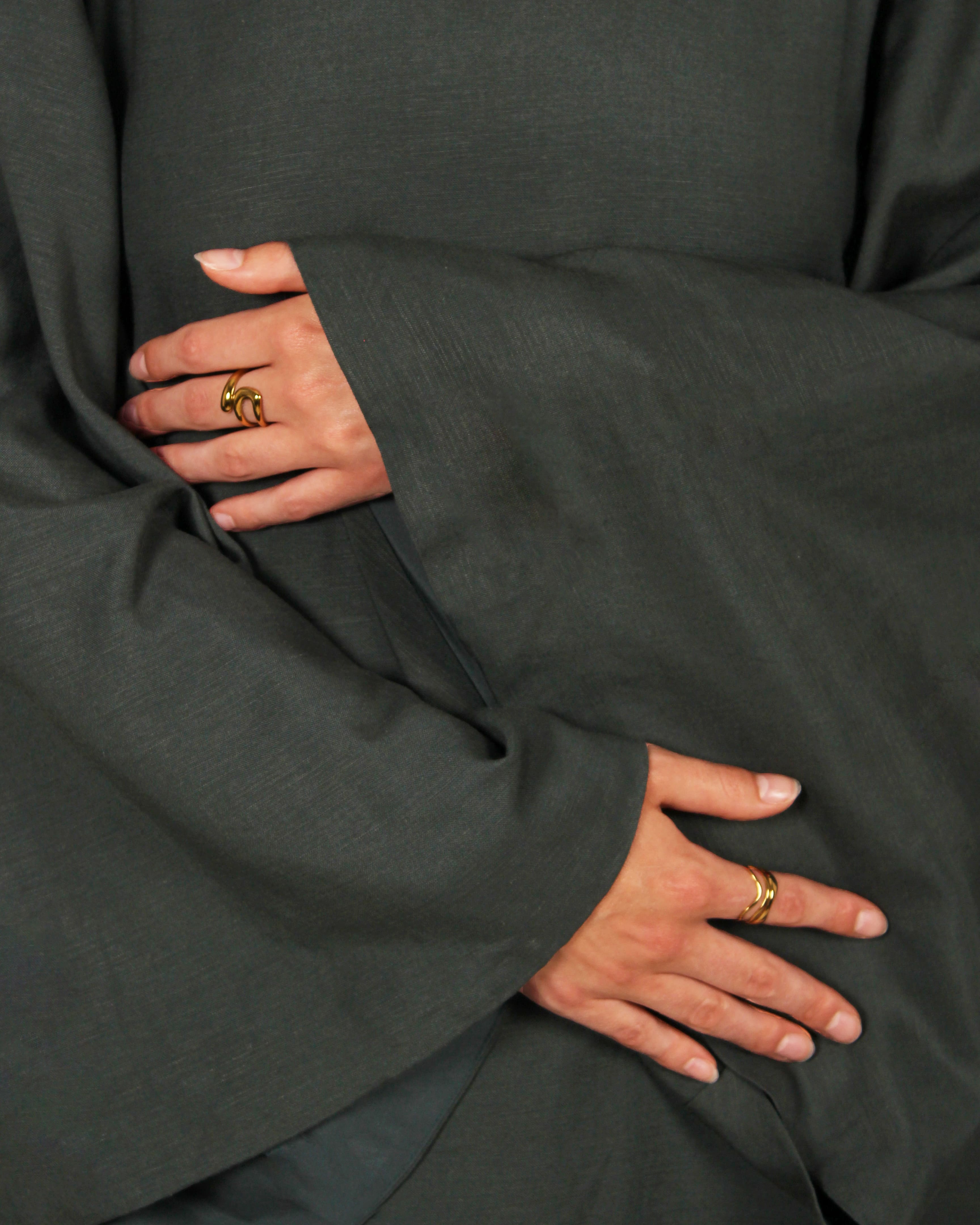 Detailaufnahme der Moss Abaya – feine Verarbeitung und dezente Stoffstruktur für anspruchsvolle Modest Fashion