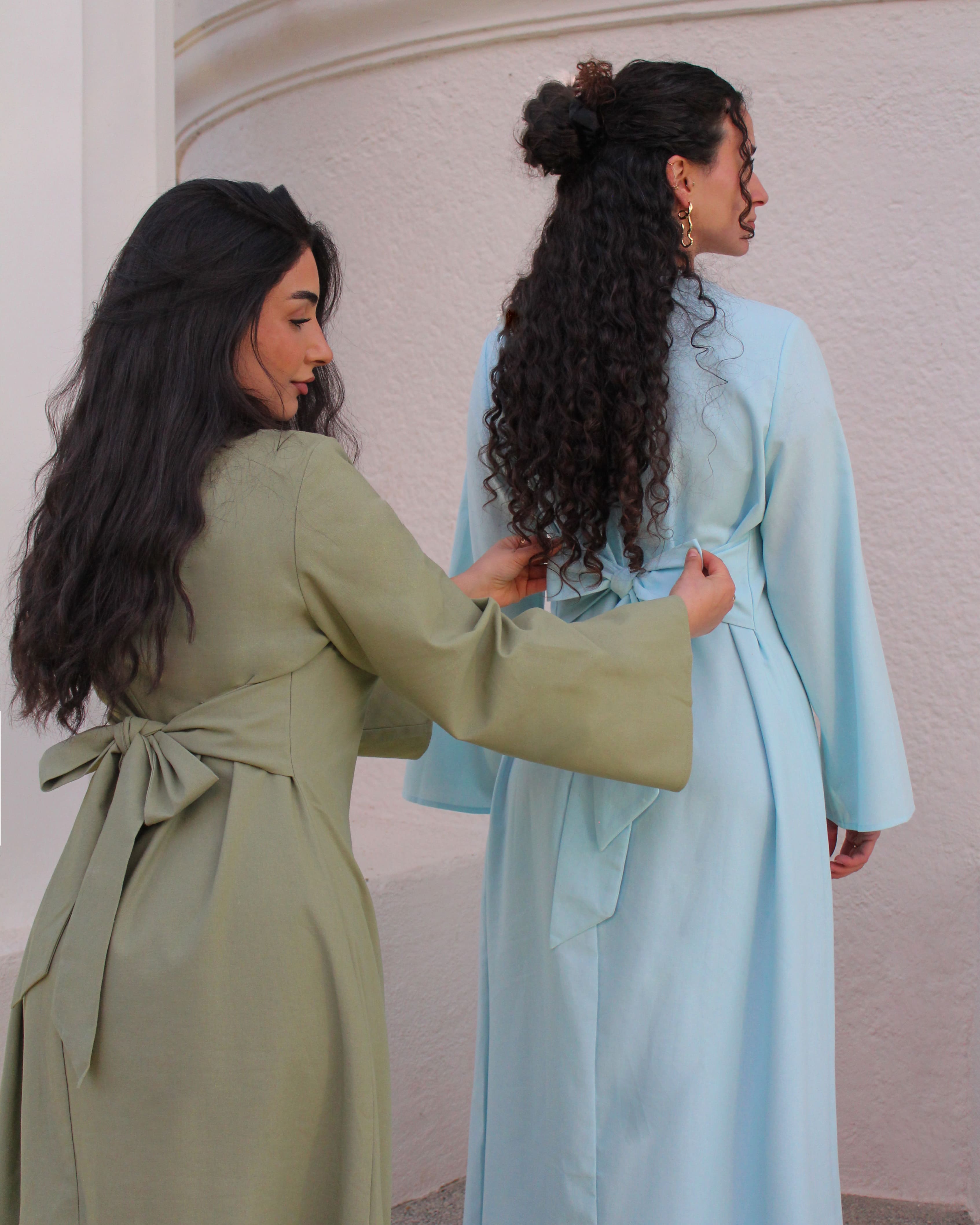 Zwei Frauen in der Abaya Dream & Oasis – ästhetischer Partnerlook in islamischer Mode