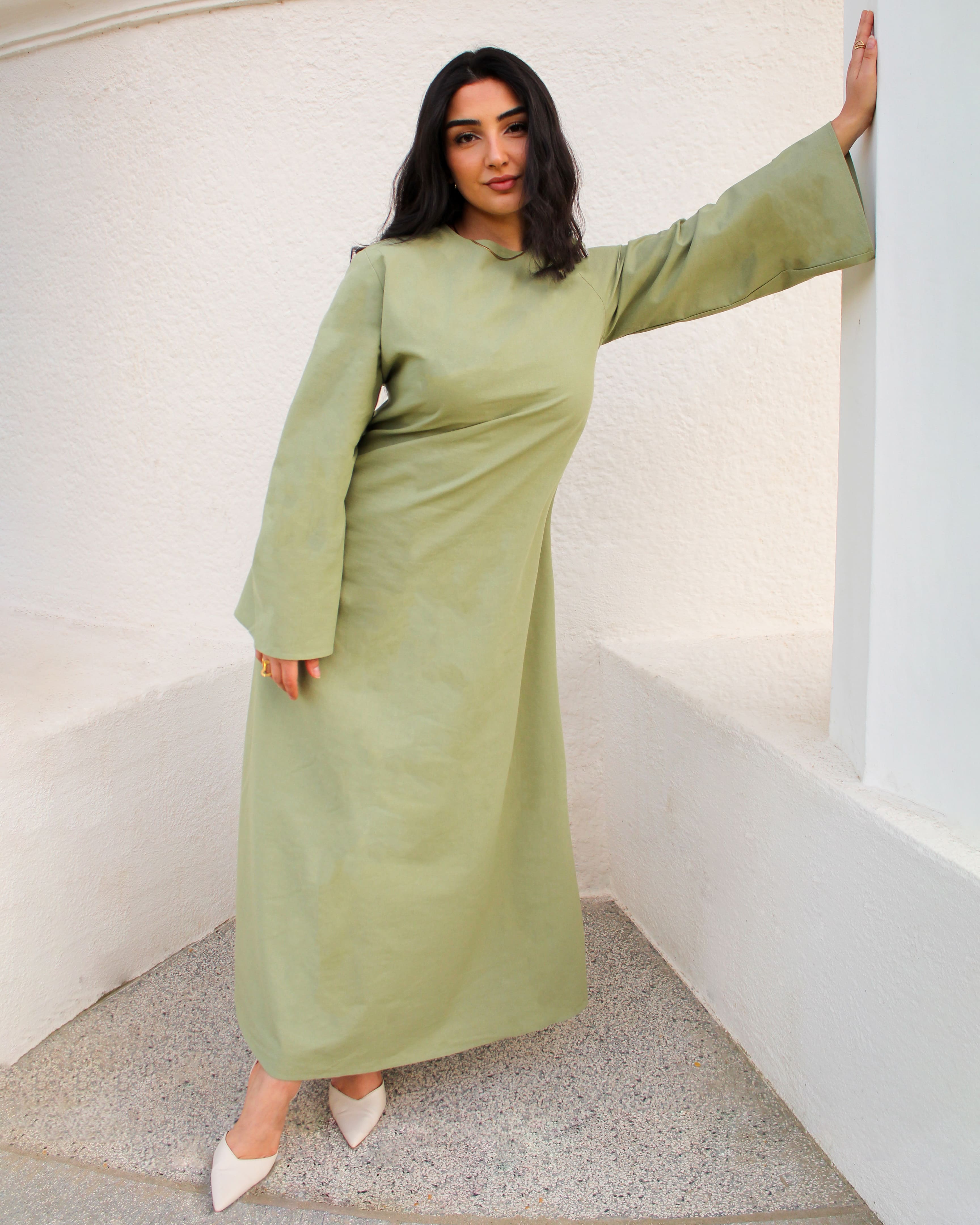 Purpose & Faith Abaya in Hellgrün – moderne Frontansicht