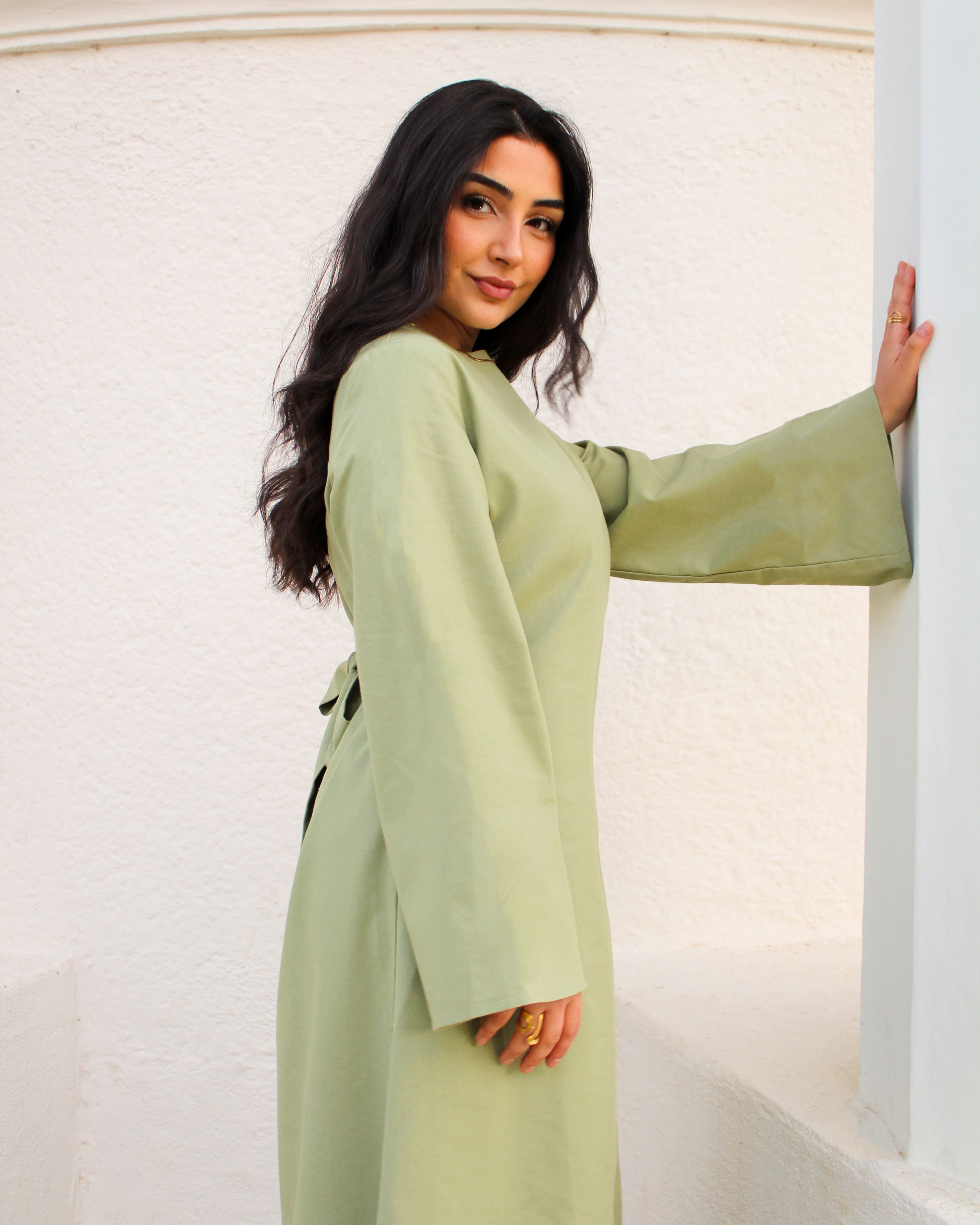 Seitenansicht der Oasis Abaya in Hellgrün – minimalistische Modest Fashion von Purpose & Faith