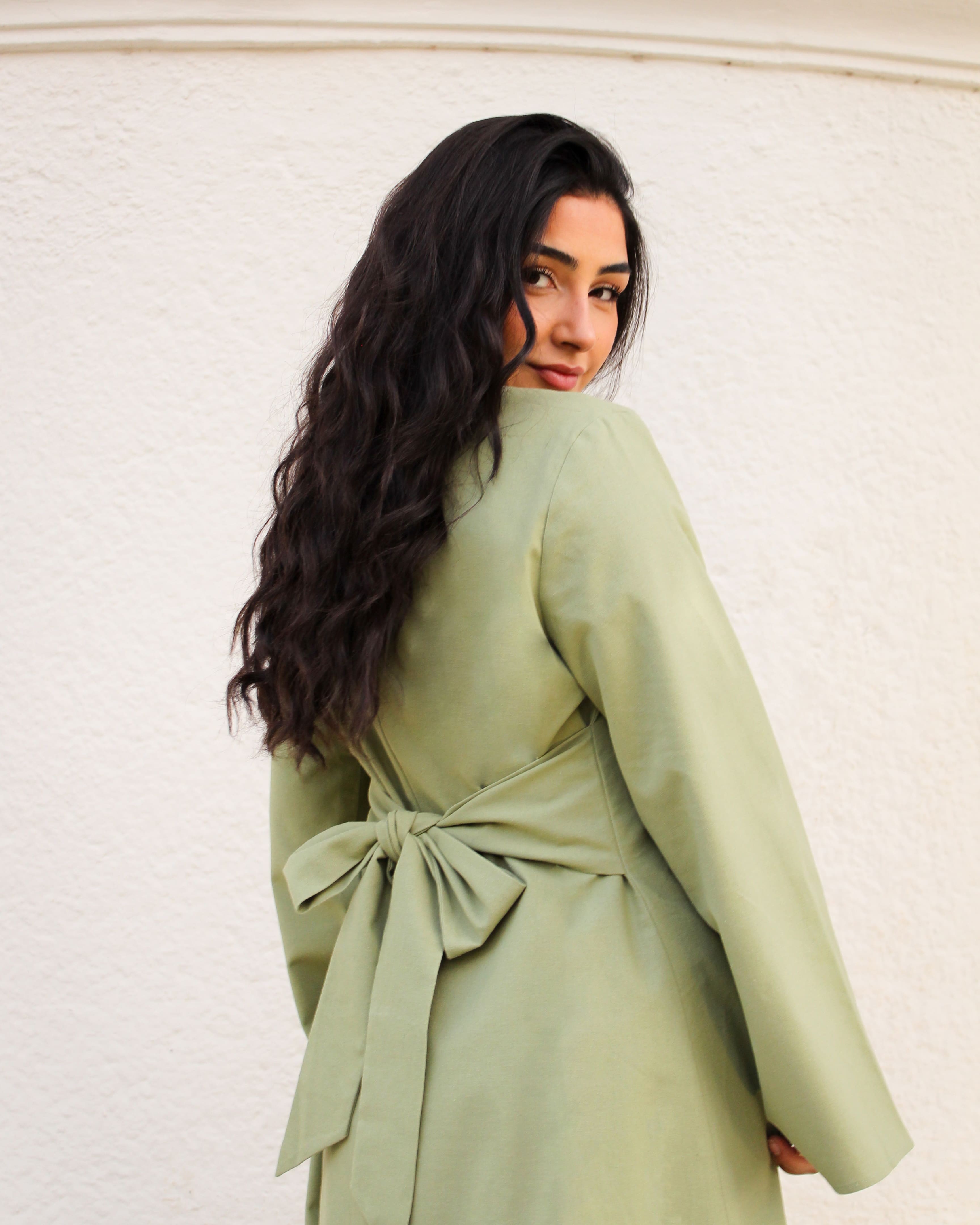 Rückansicht der hellgrünen Abaya von Purpose & Faith – eleganter Schnitt für stilbewusste Frauen