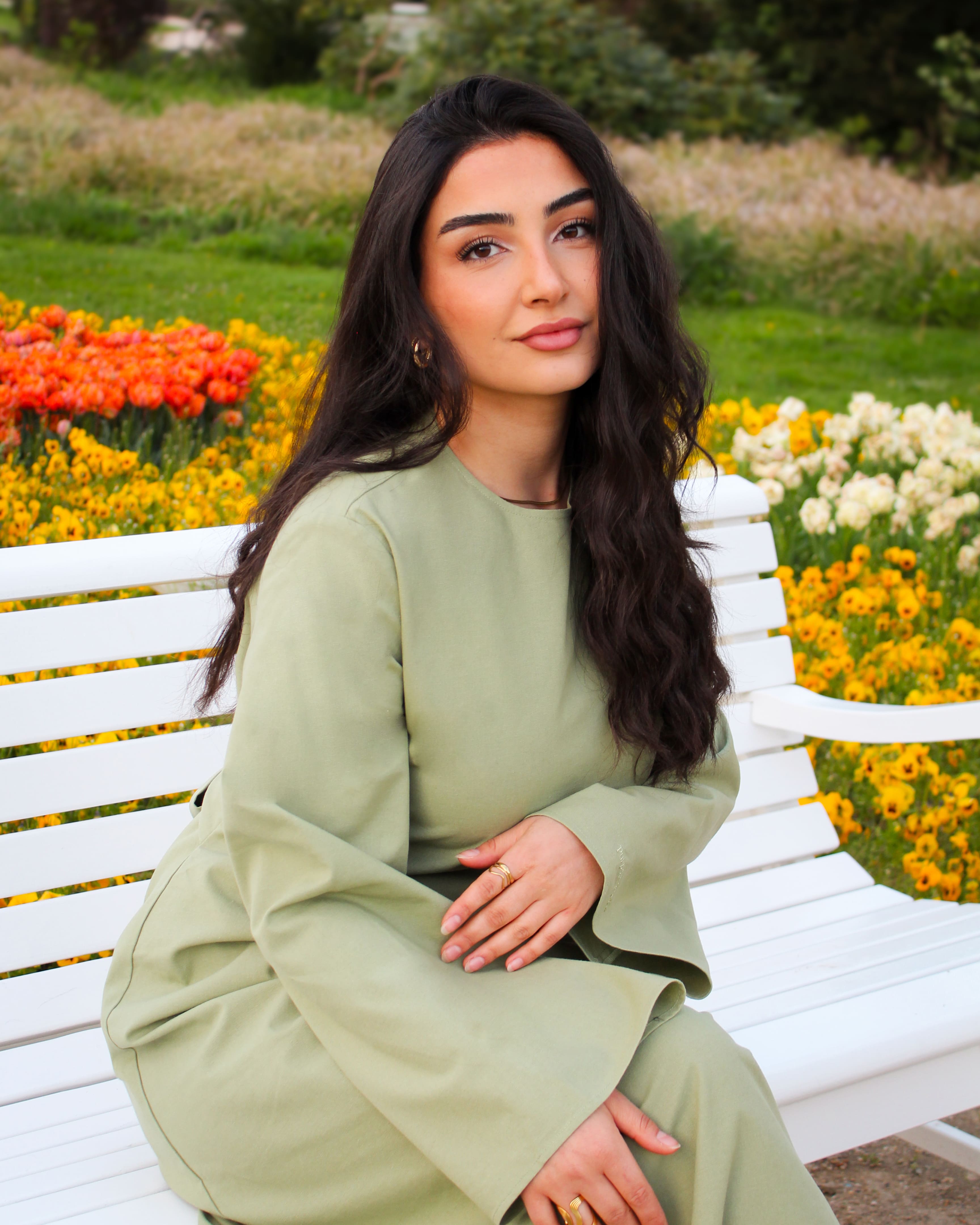 Frau sitzt in hellgrüner Abaya von Purpose & Faith – moderner Modest Look mit femininer Ausstrahlung