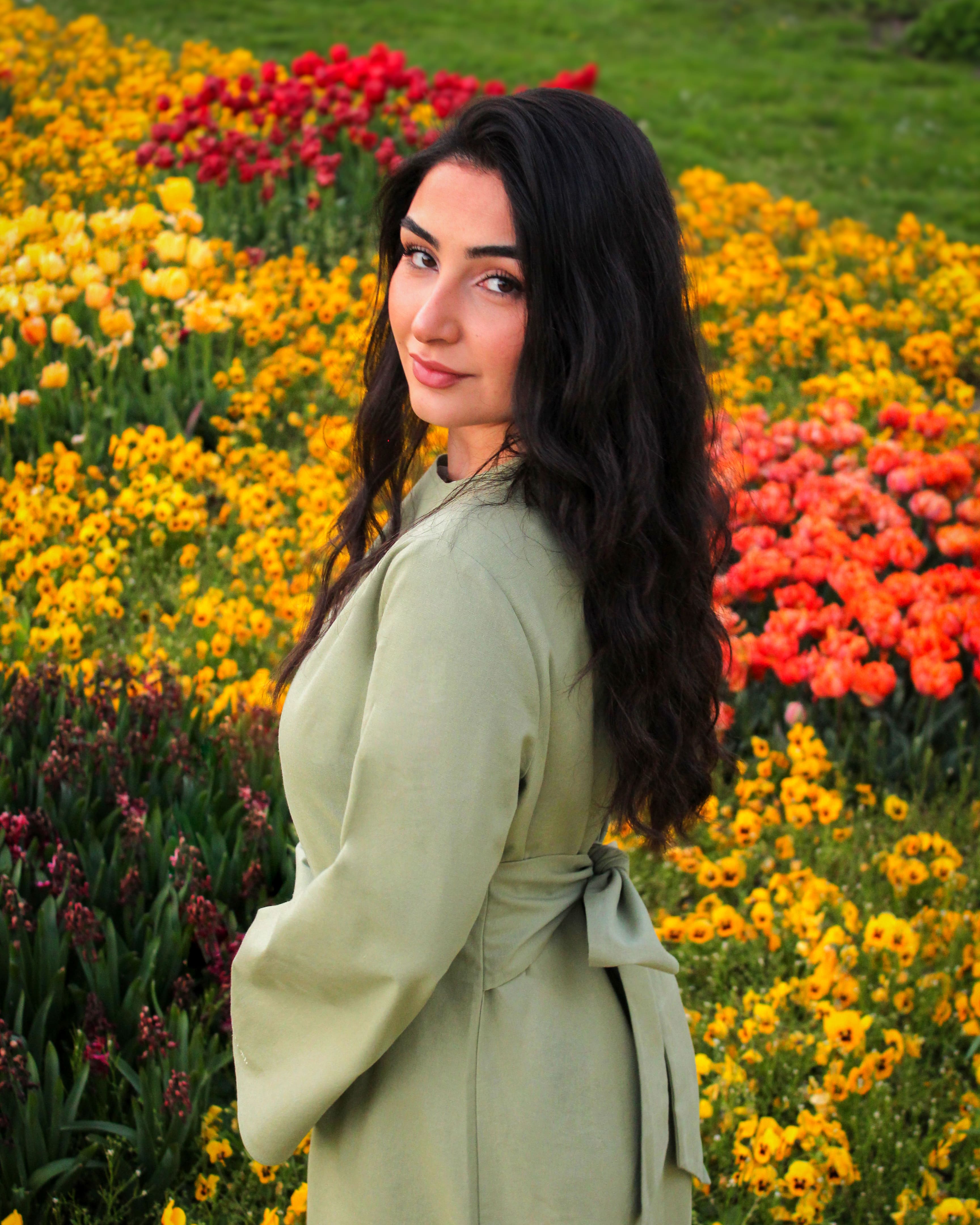 Hellgrüne Modest Fashion Abaya in natürlicher Umgebung – stilvoller Look von Purpose & Faith