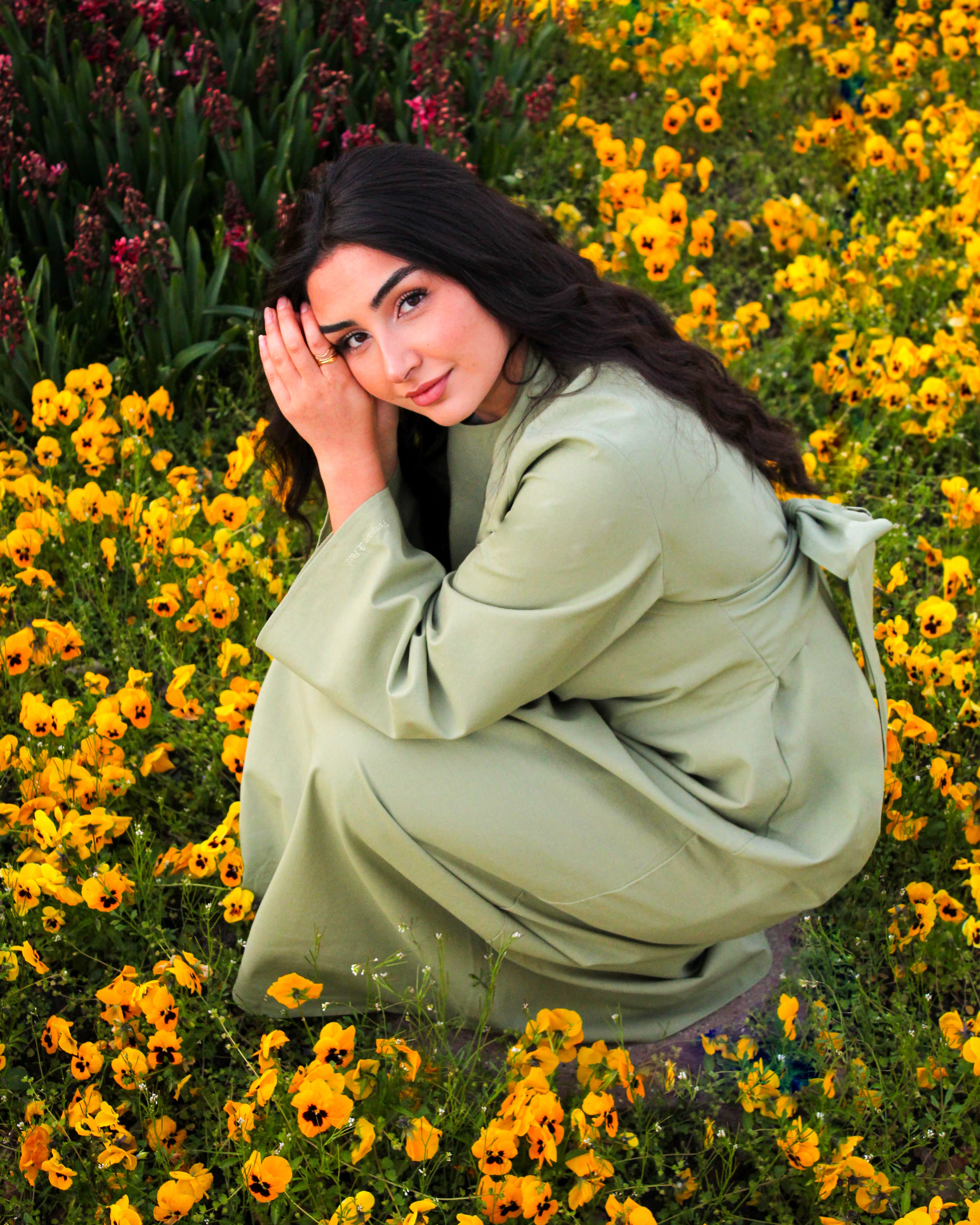 Hellgrüne Abaya von Purpose & Faith im Blumenfeld – Modest Fashion mit Naturkulisse