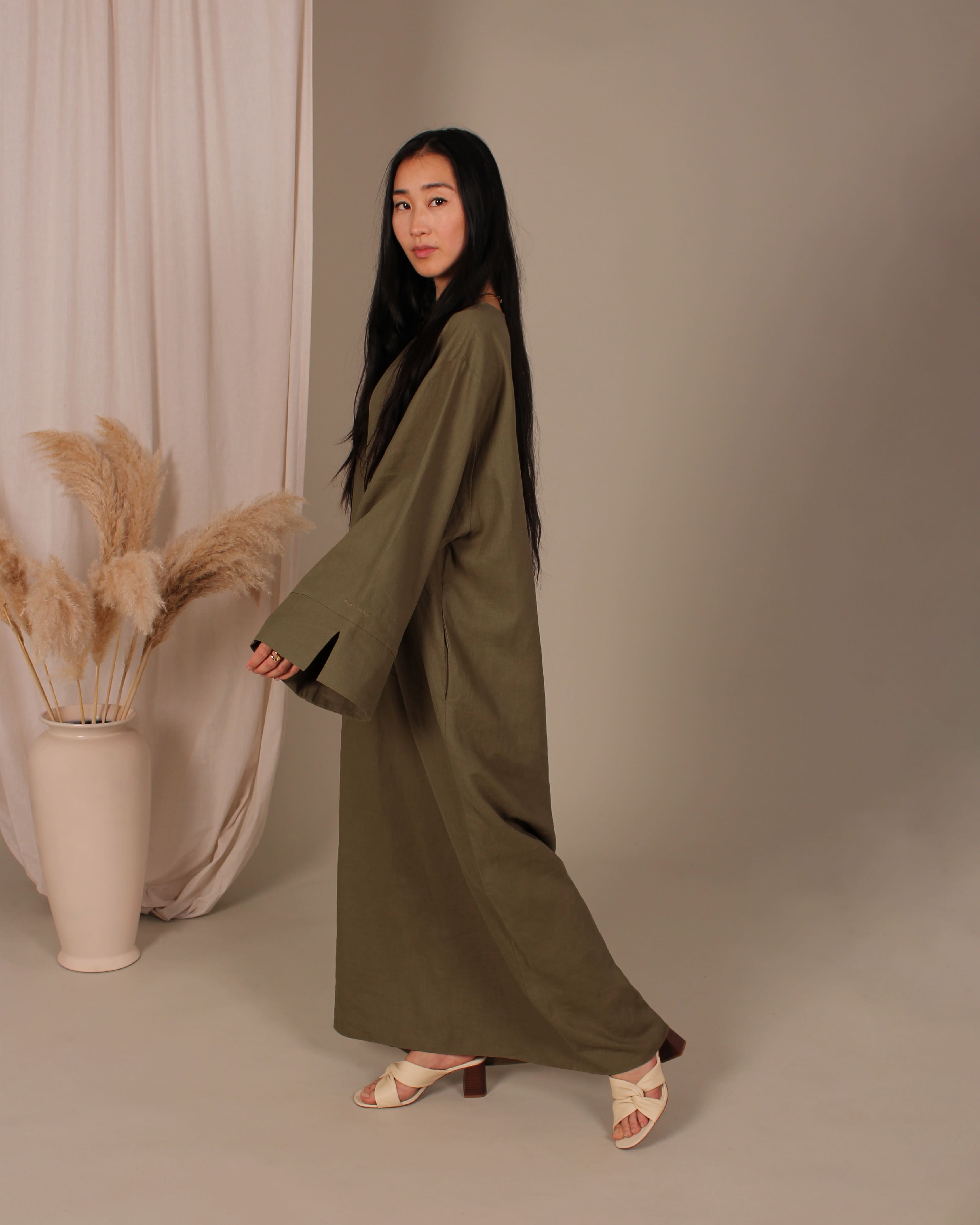 Seitenansicht der Olive Abaya im Studio – stilvolle Modest Fashion für selbstbewusste Frauen