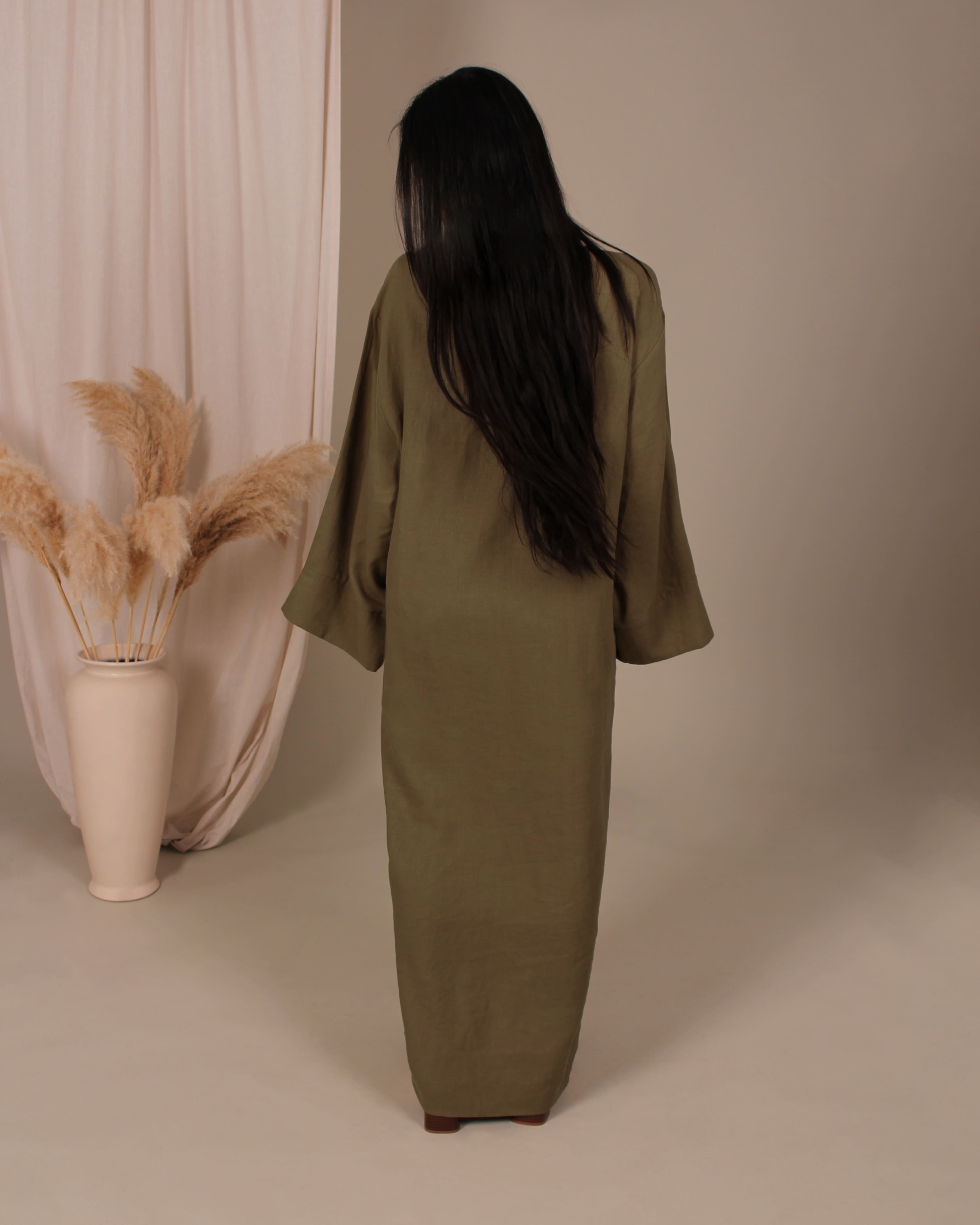 Rückansicht der Olive Abaya von Purpose & Faith – fließender Stoff und dezente Eleganz