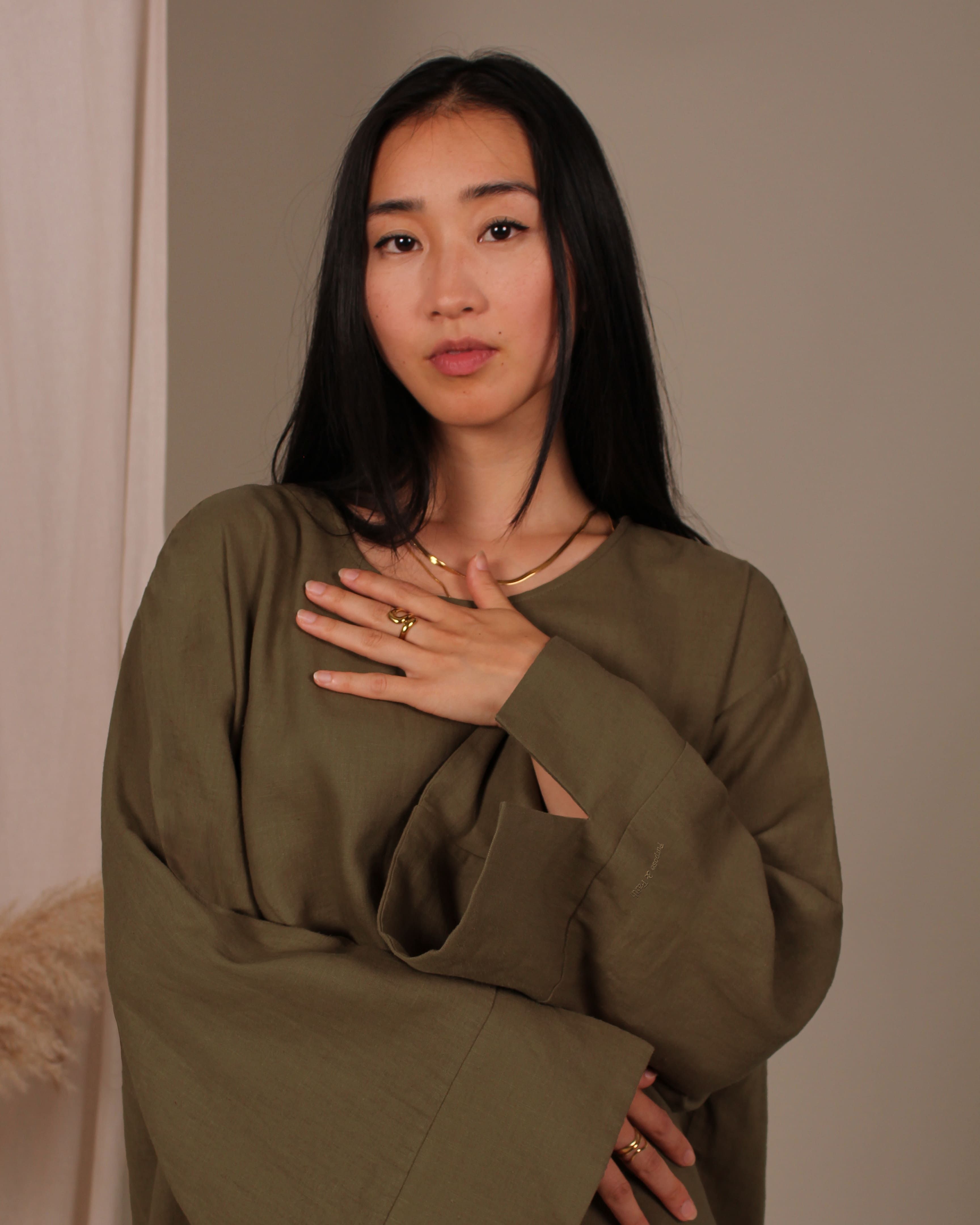 Porträt einer Frau in Olive Abaya – minimalistisches Design und starke Ausstrahlung, Purpose & Faith