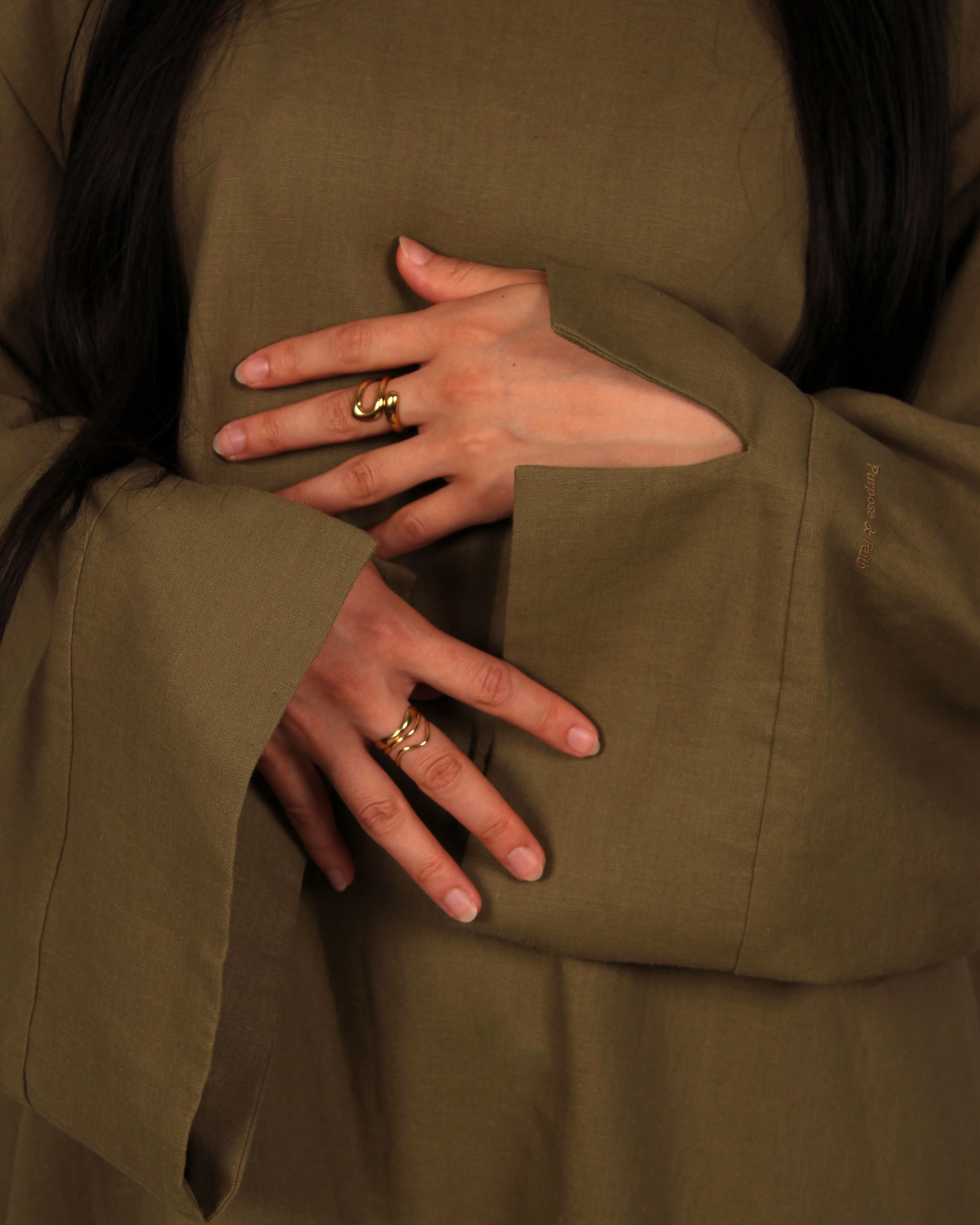 Detailaufnahme der Olive Abaya – hochwertige Verarbeitung und feine Stoffstruktur von Purpose & Faith