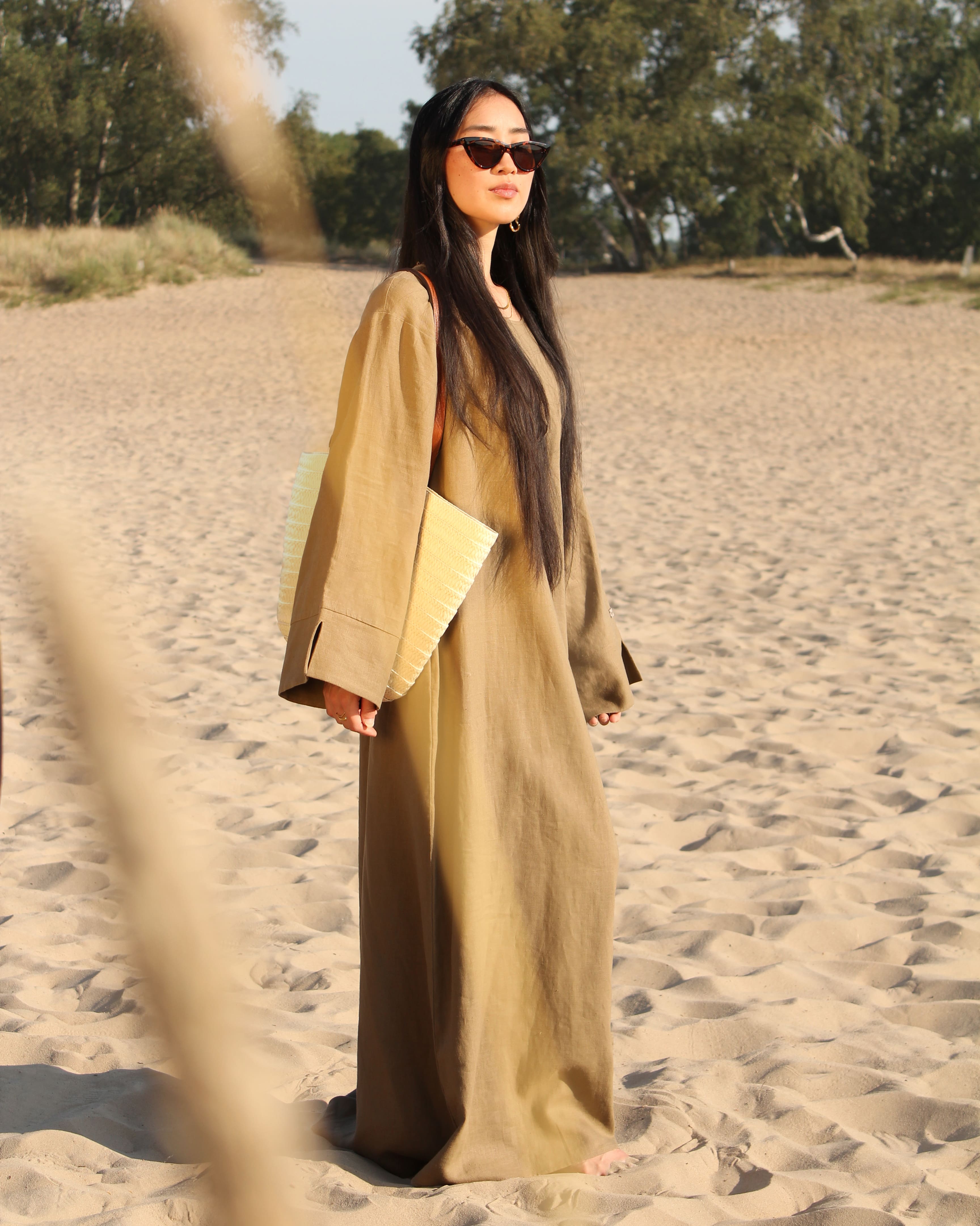 Olivefarbene Abaya von Purpose & Faith – moderne islamische Kleidung bei natürlichem Outdoor-Licht