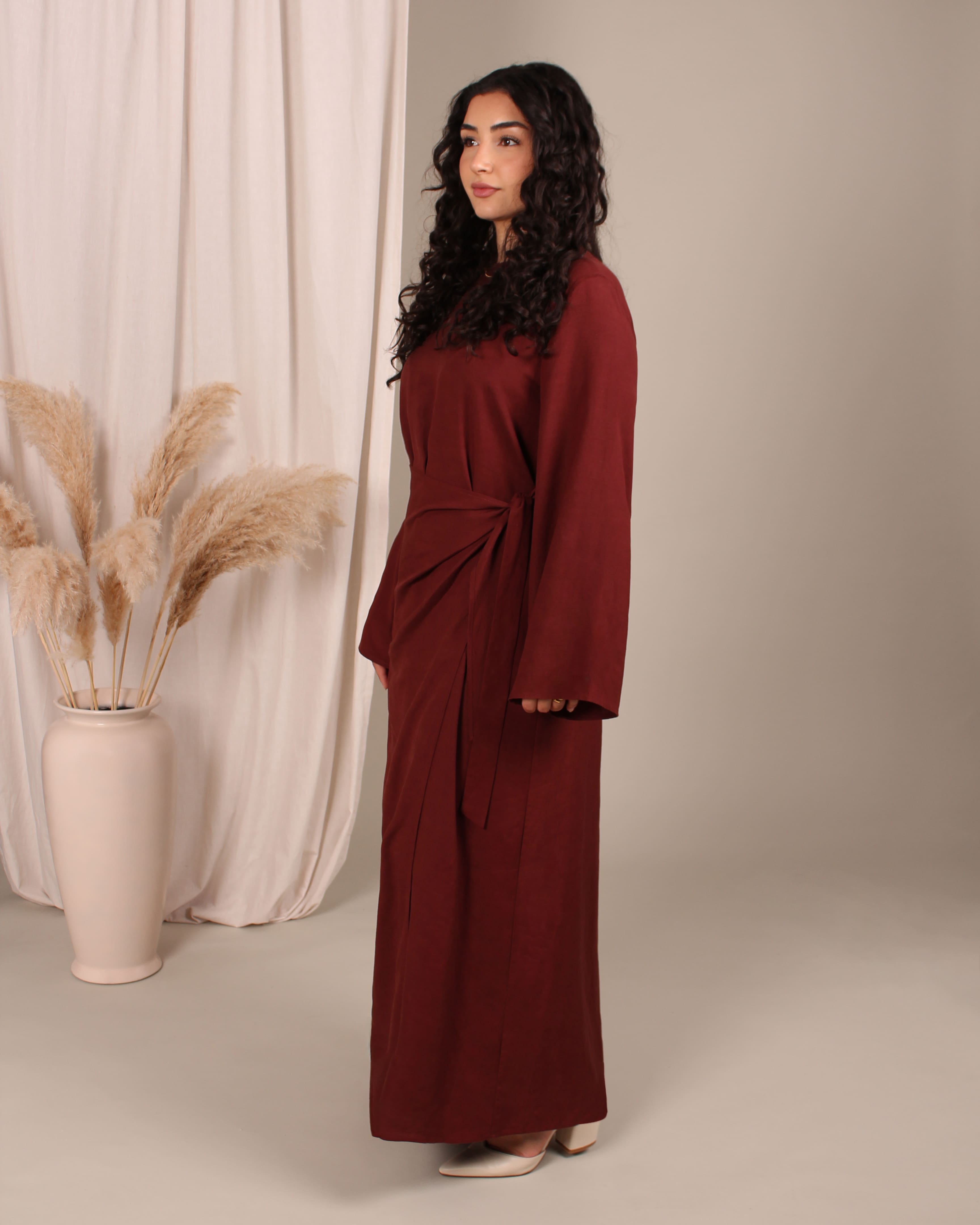 Seitenaufnahme des Ember Kleids in Dunkelrot – stilvolle Modest Fashion mit fließender Silhouette