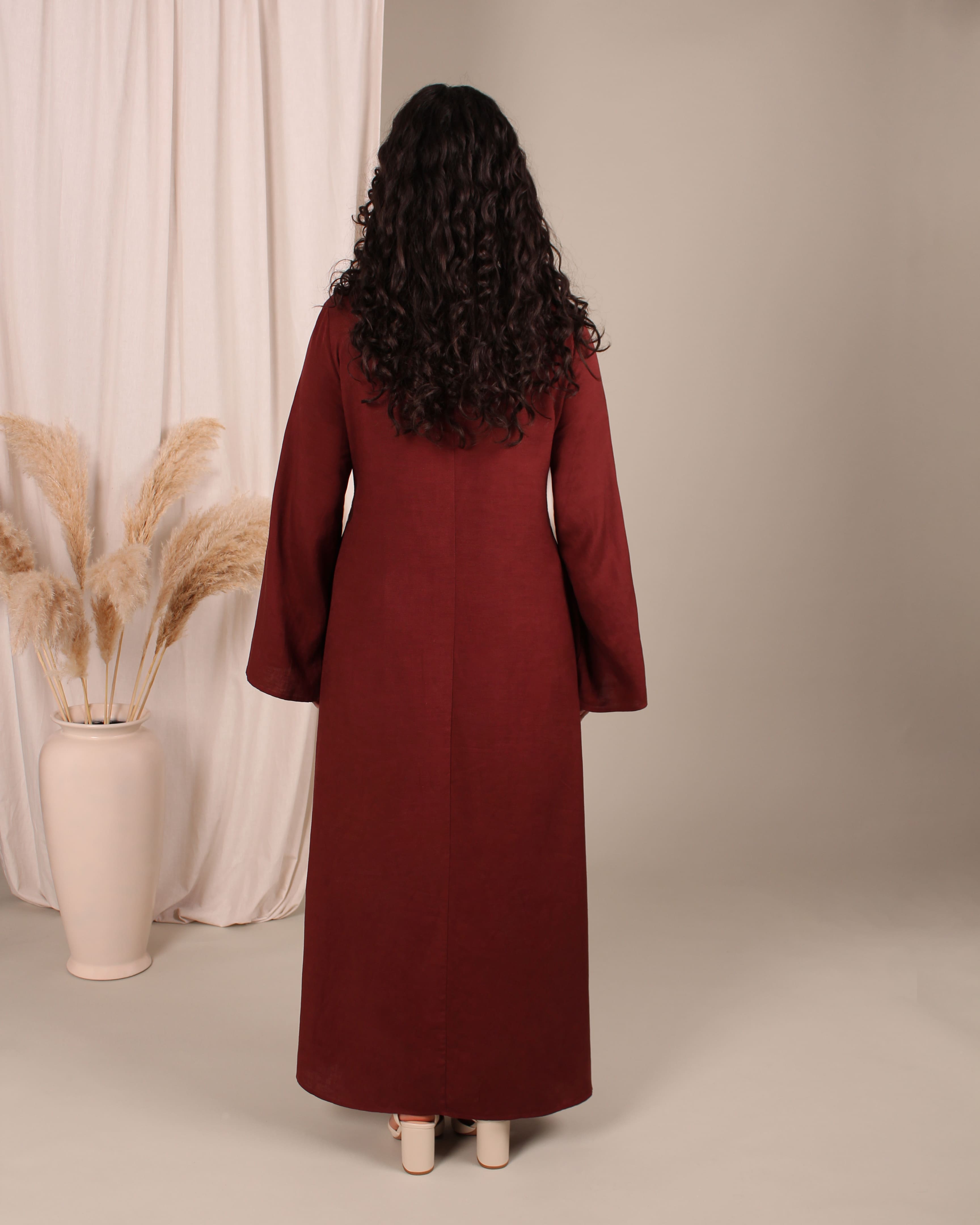 Rückansicht des dunkelroten Modest Fashion Kleids – dezente Eleganz und klare Linien von Purpose & Faith