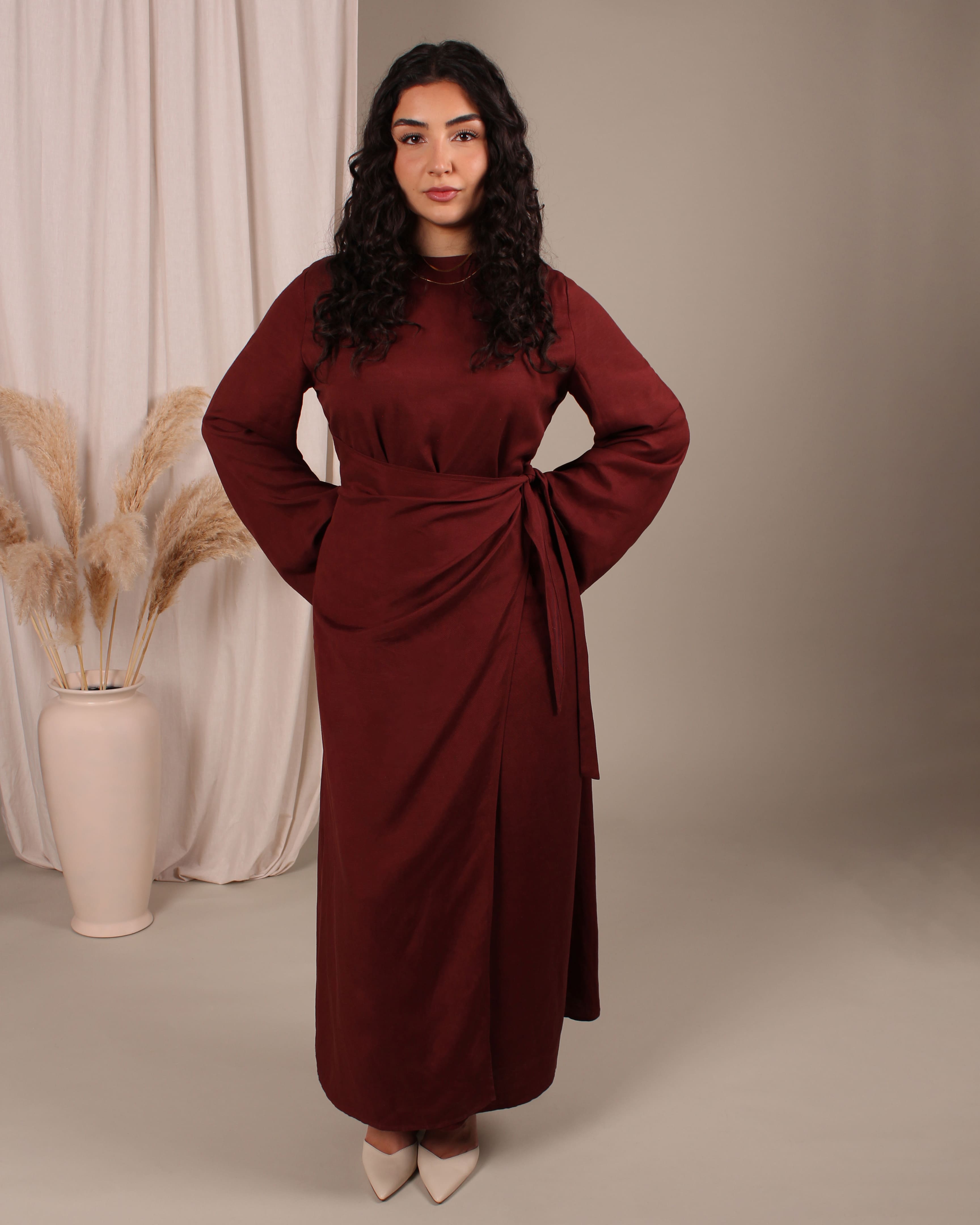 Ember Kleid in voller Frontansicht – moderne Interpretation islamischer Mode in sattem Dunkelrot