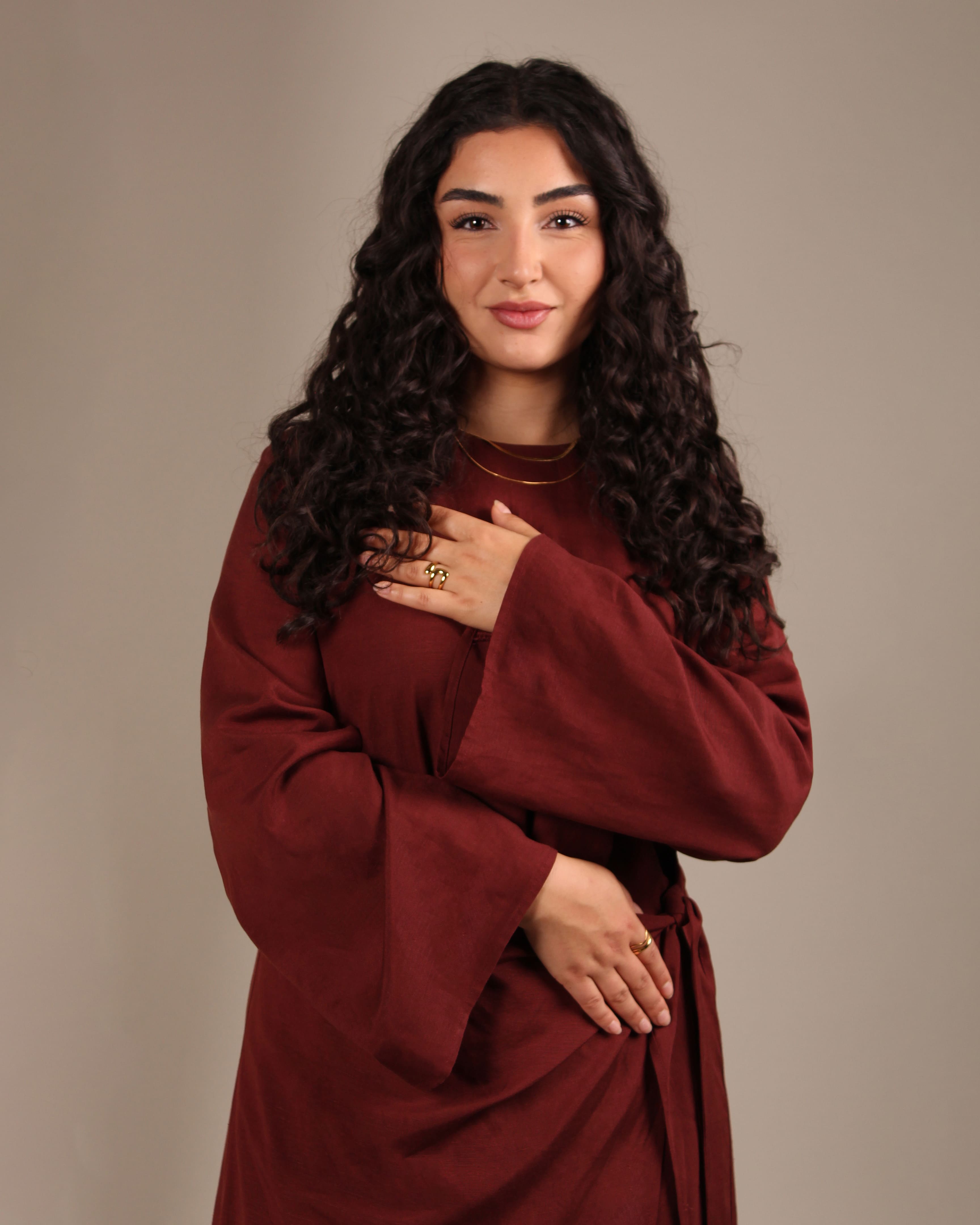 Porträt einer Frau im dunkelroten Ember Kleid – selbstbewusste Modest Fashion mit femininer Ausstrahlung