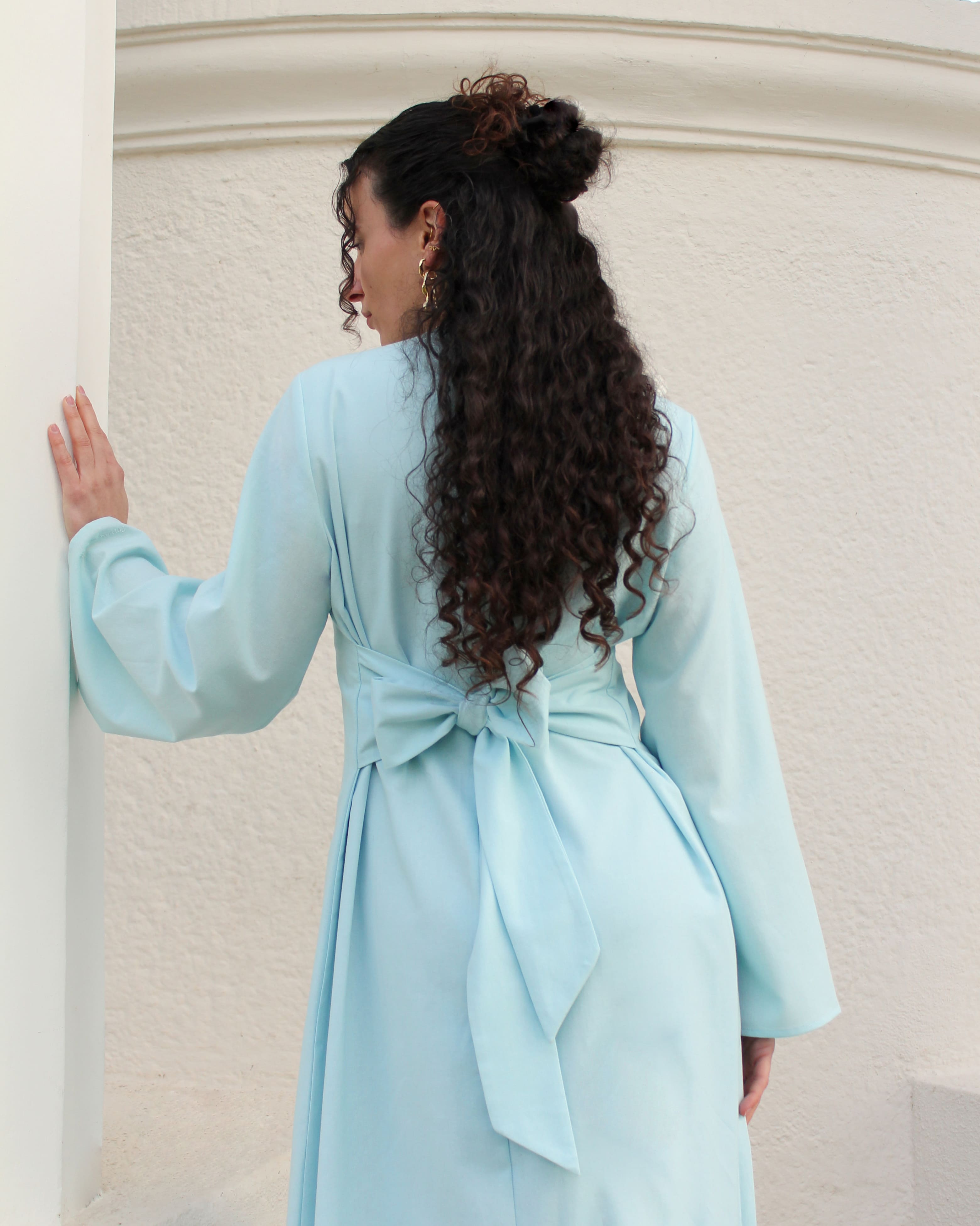 Rückansicht des hellblauen Dream Kleids – klassischer Look in eleganter Bescheidenheit