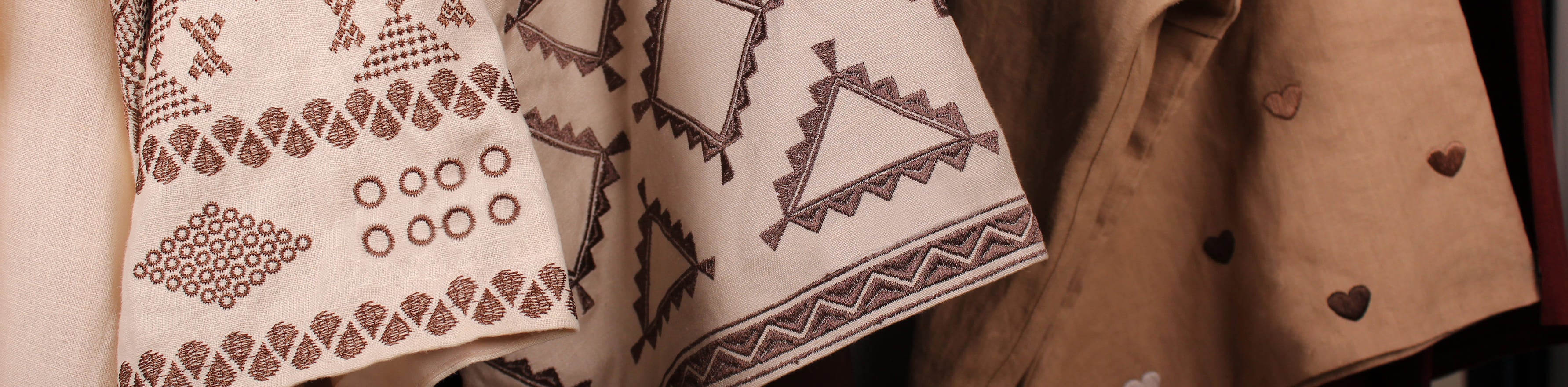 Nahaufnahme einer beige gemusterten Abaya – Zwischenbanner für Purpose & Faith Kollektion