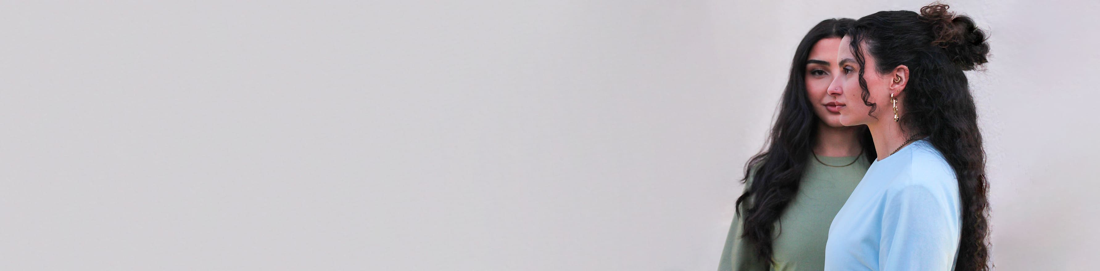 Frau in hellblauer Abaya vor weißem Hintergrund – minimalistisches Website-Banner in Modest Fashion Stil