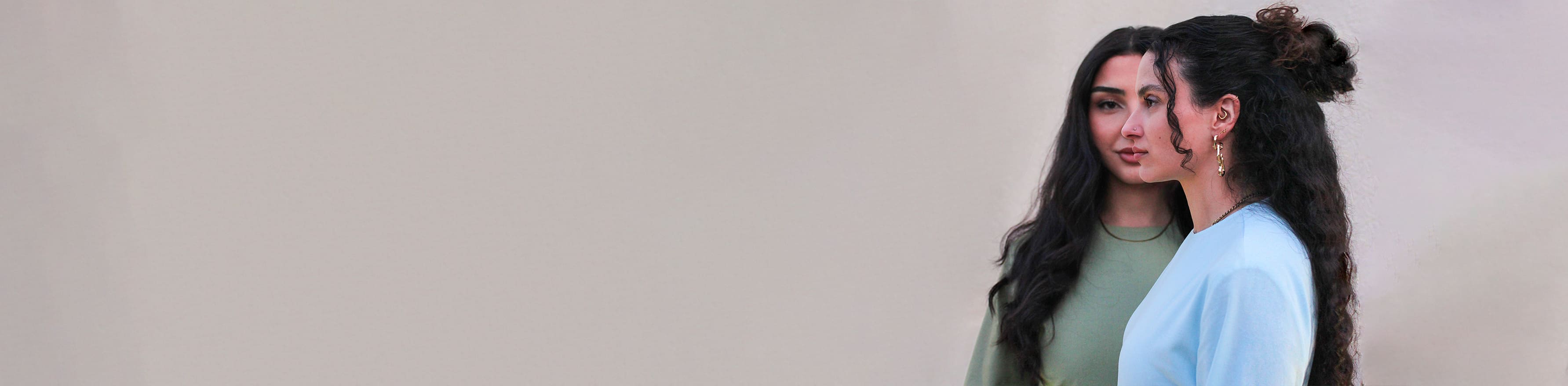 Frau in hellblauer Abaya – eleganter Look in minimalistischer Darstellung