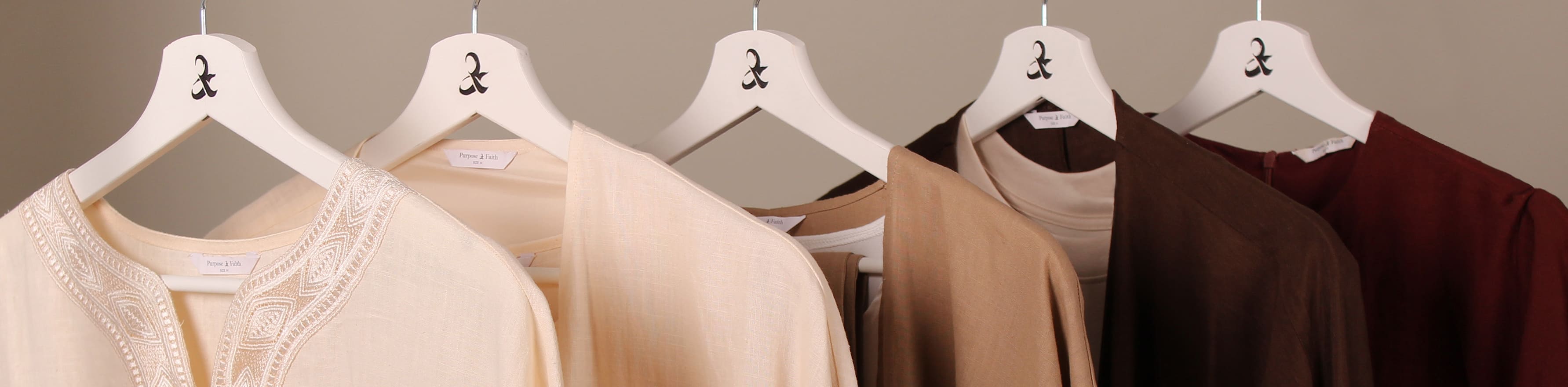 Hängende Kleidungsstücke in neutralen Farben – stilvolle Präsentation islamischer Mode