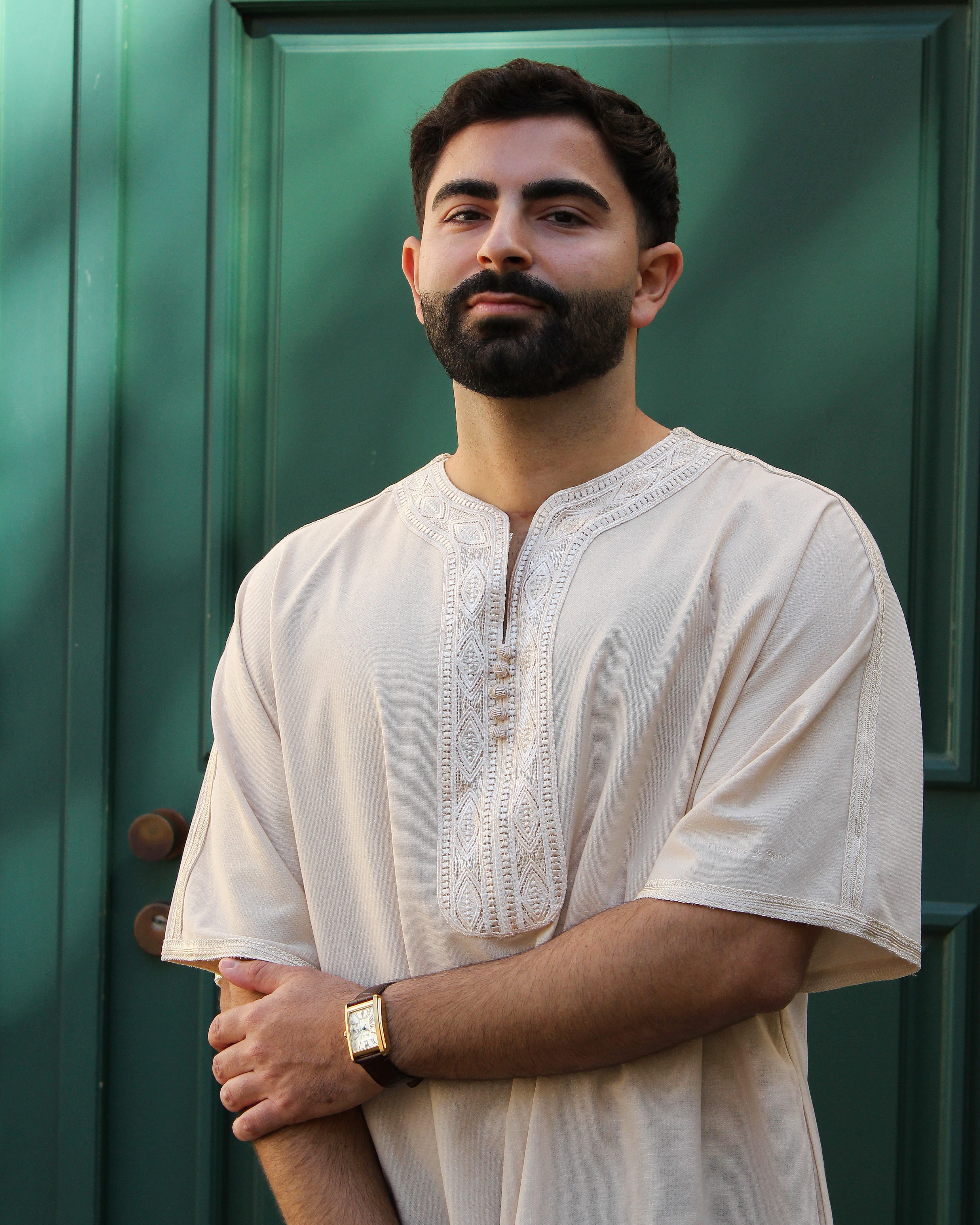 Stoffdetail des Dune Thobe in Beige – hochwertige Verarbeitung islamischer Herrenmode