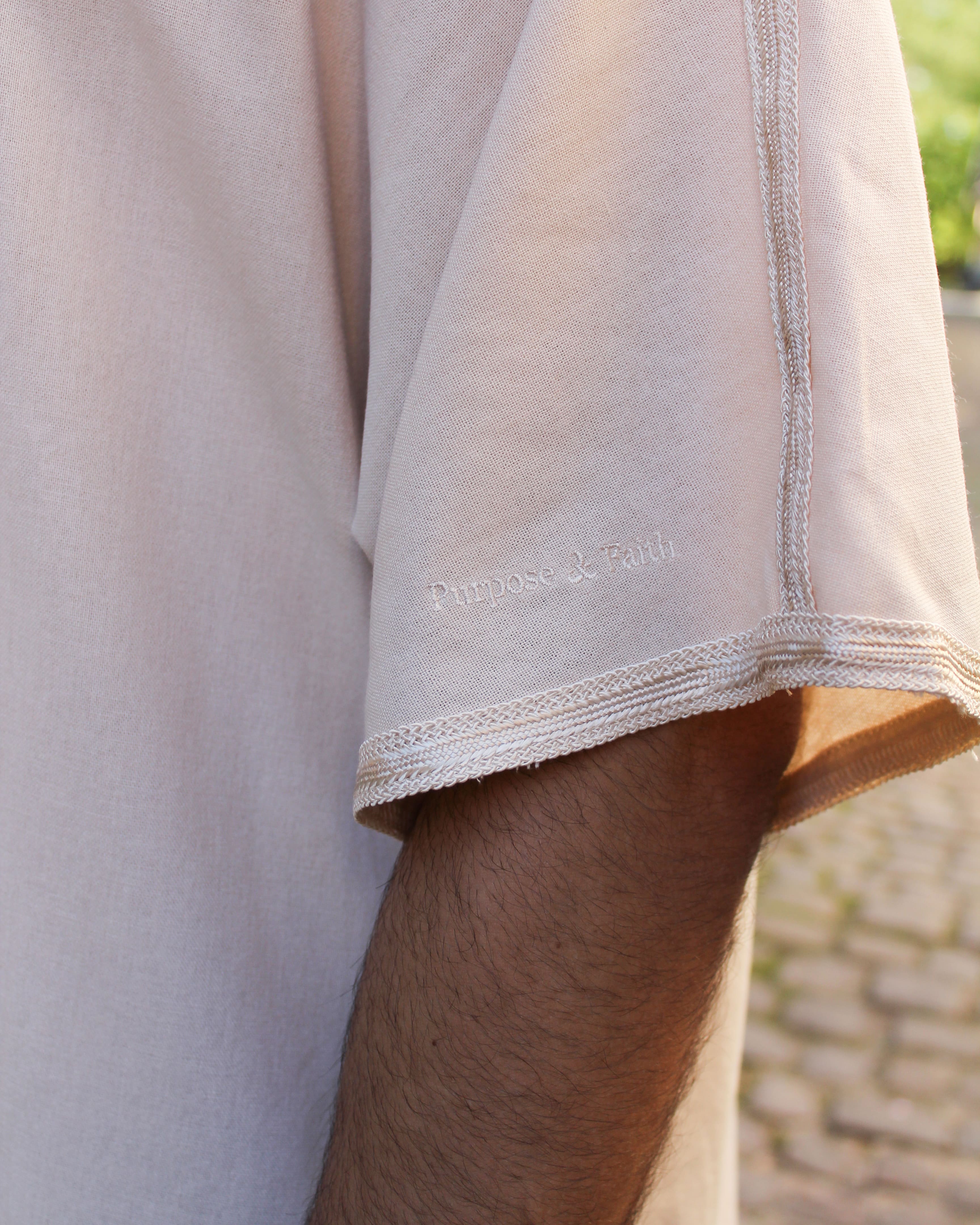 Dune Thobe Detailaufnahme der Ärmel – eleganter Schnitt für moderne islamische Kleidung