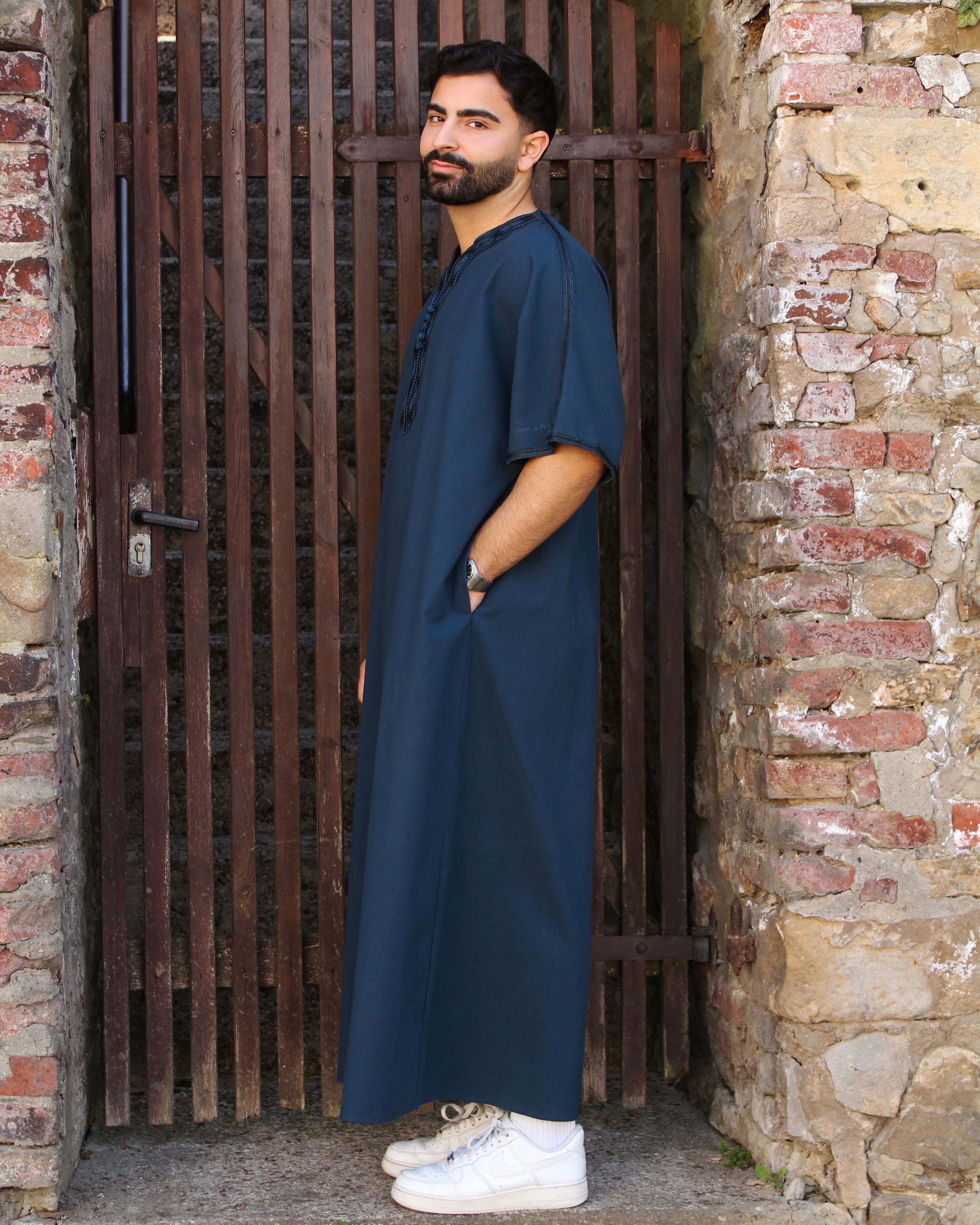 Porträtaufnahme im Midnight Thobe – stilvoller Look für muslimische Männer