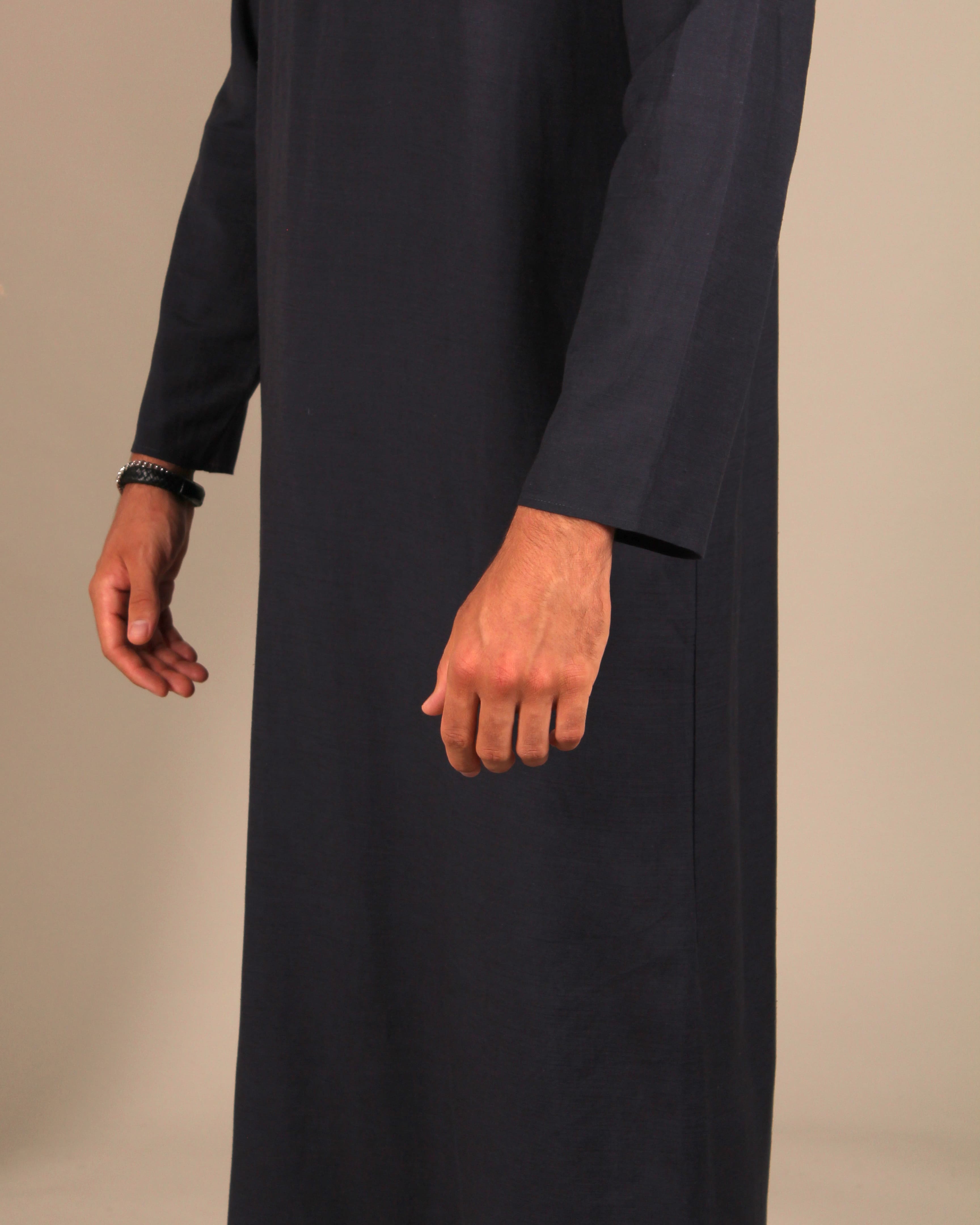 Detailaufnahme des Ocean Thobes – feine Verarbeitung und eleganter Stoff moderner Modest Fashion