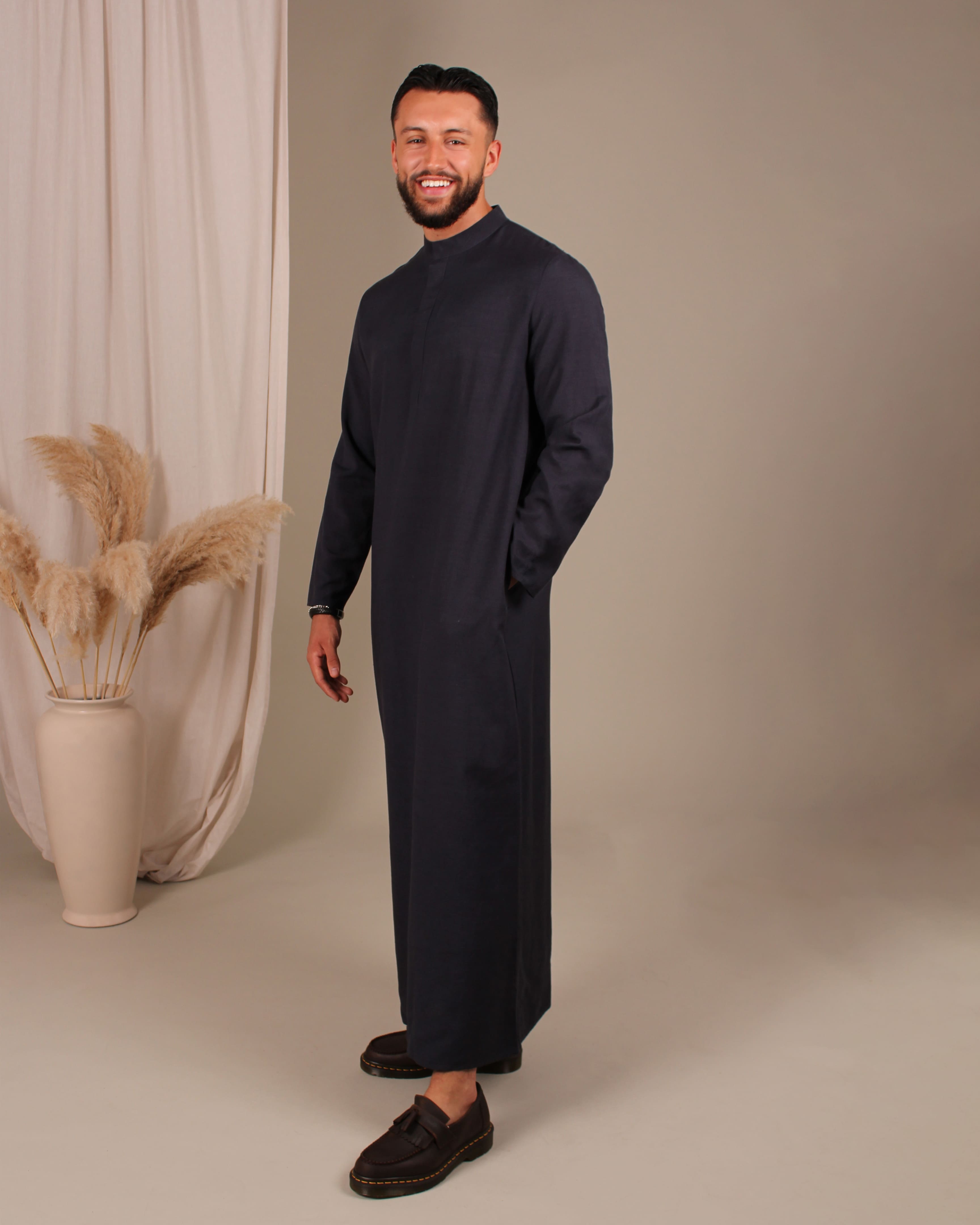 Seitenansicht des Ocean Thobes – stilvolle Silhouette für muslimische Männer in zeitgemäßer islamischer Kleidung