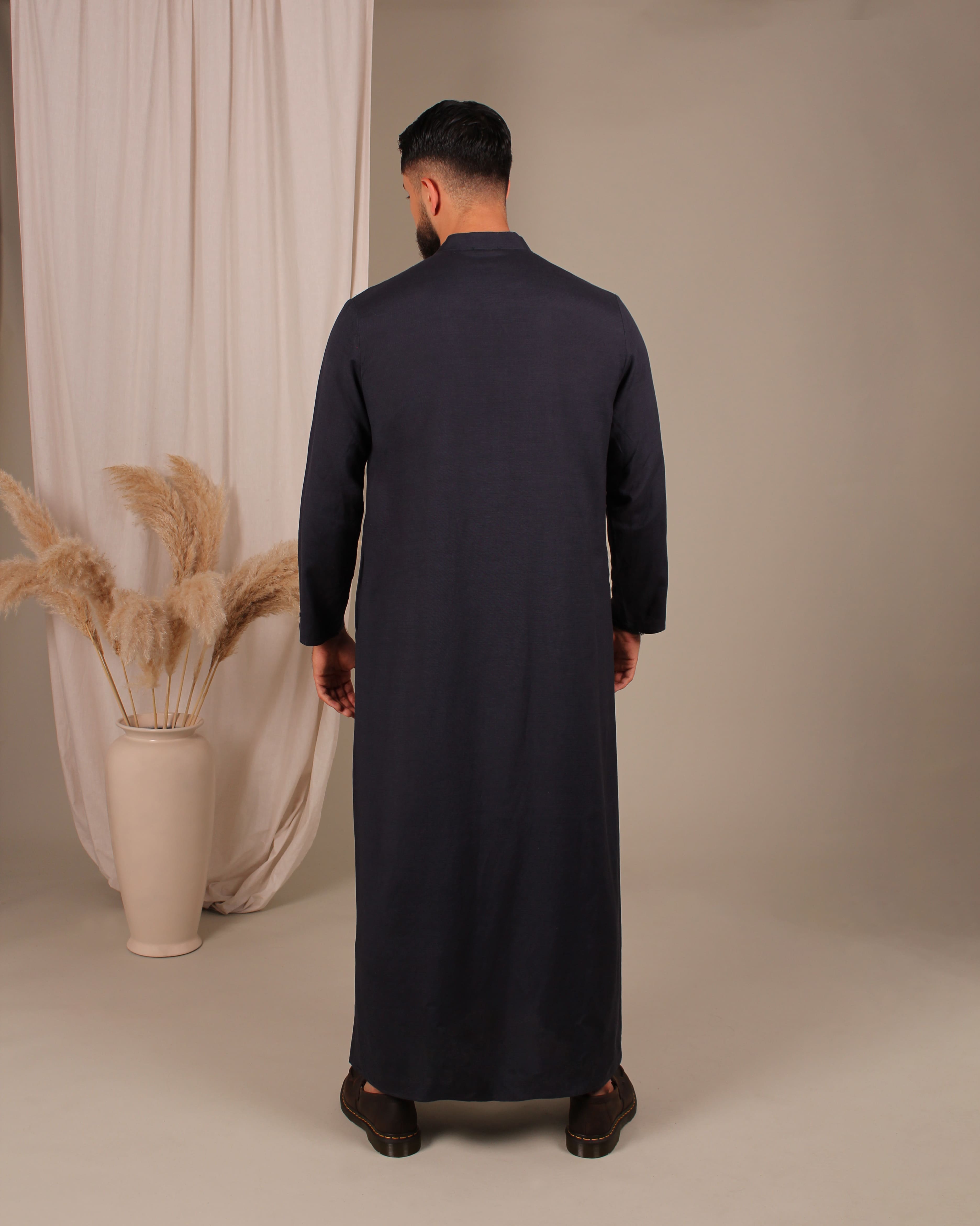 Rückansicht des dunkelblauen Thobes – schlichte Eleganz und zurückhaltendes Design von Purpose & Faith