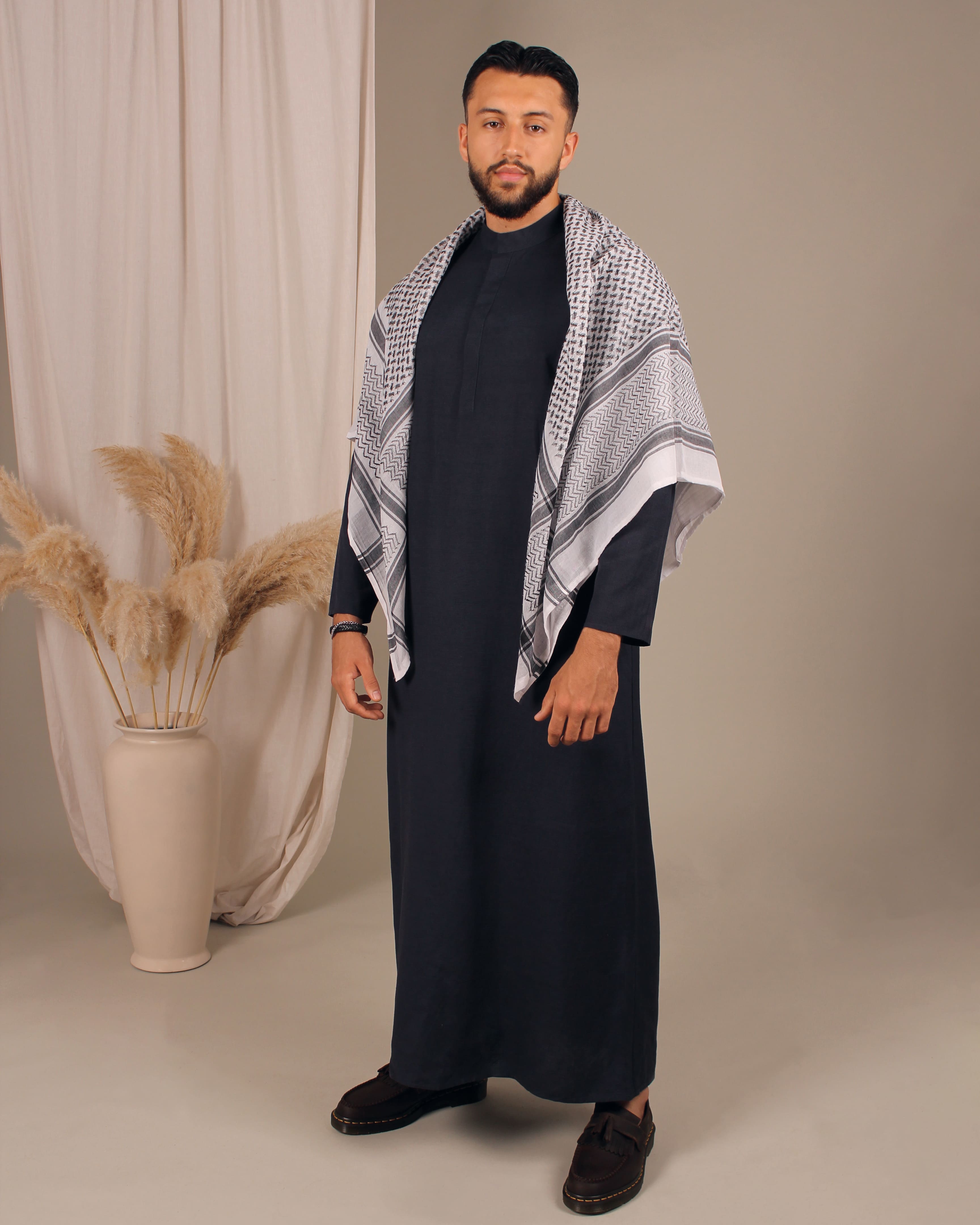 Ocean Thobe kombiniert mit weißem Shemagh – traditionelles Accessoire trifft auf moderne islamische Herrenmode