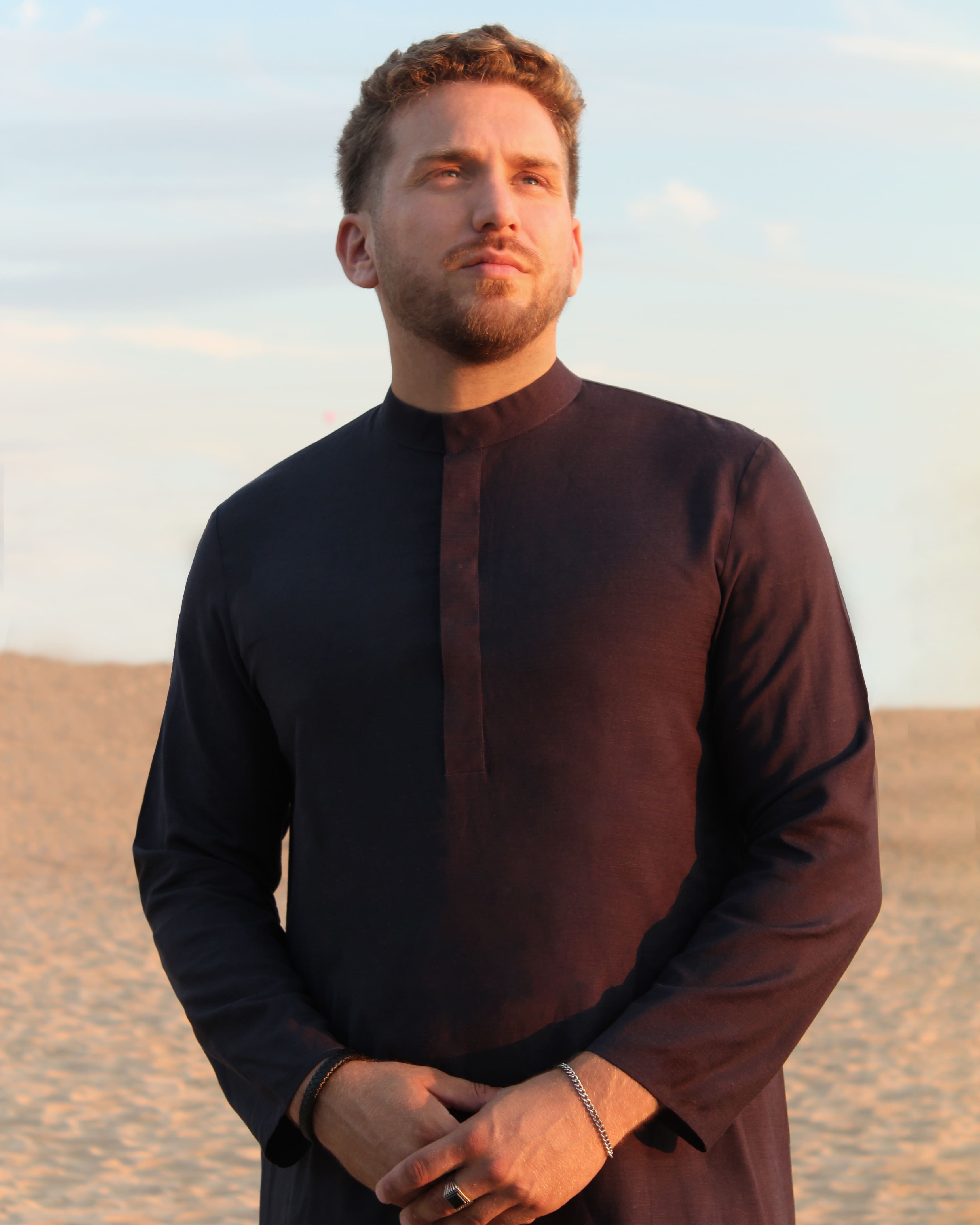 Dunkelblauer Ocean Thobe – moderne islamische Herrenmode mit klarem, urbanem Stil