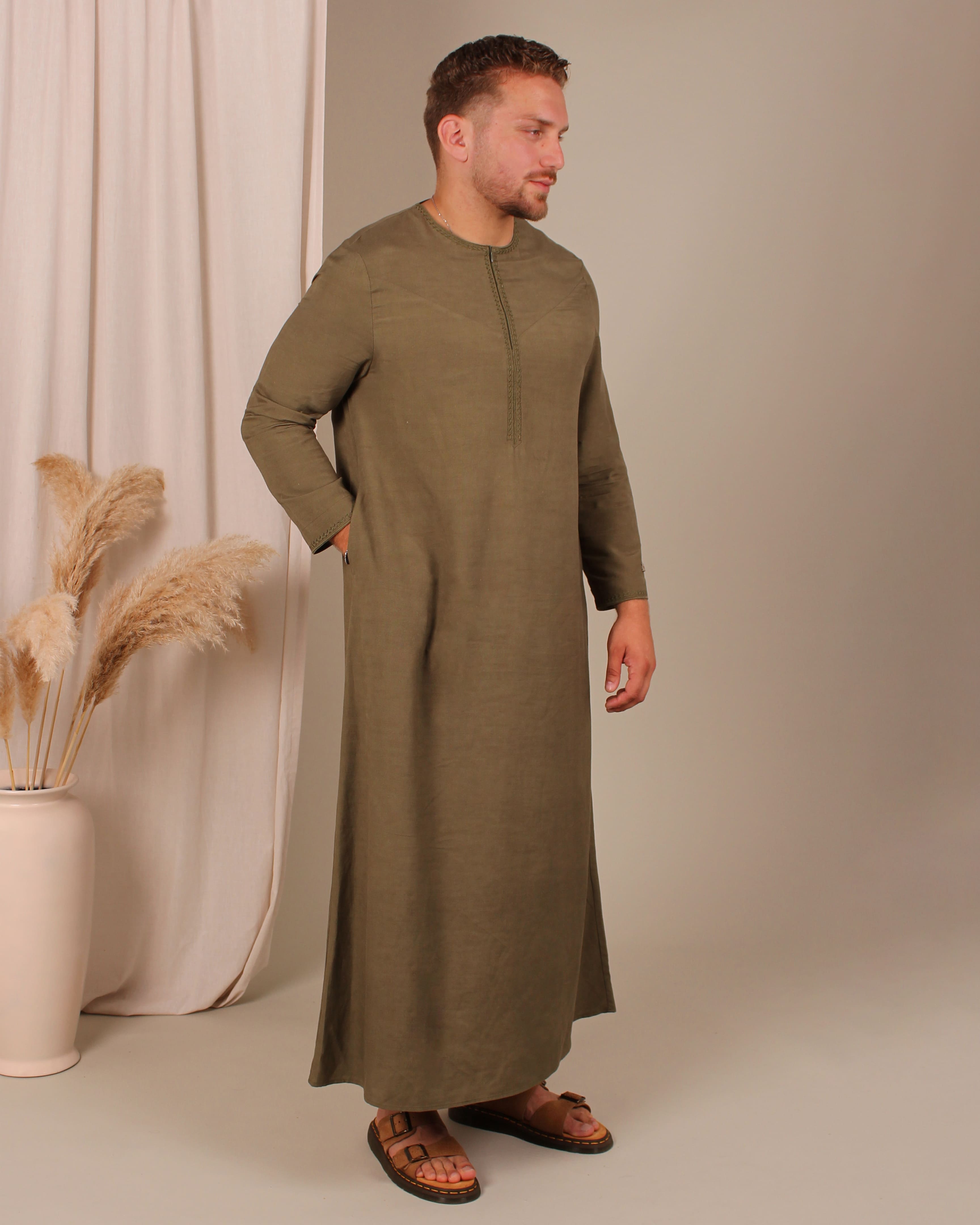 Seitenaufnahme des olivgrünen Thobes – moderner Schnitt und klassische Form in islamischer Kleidung