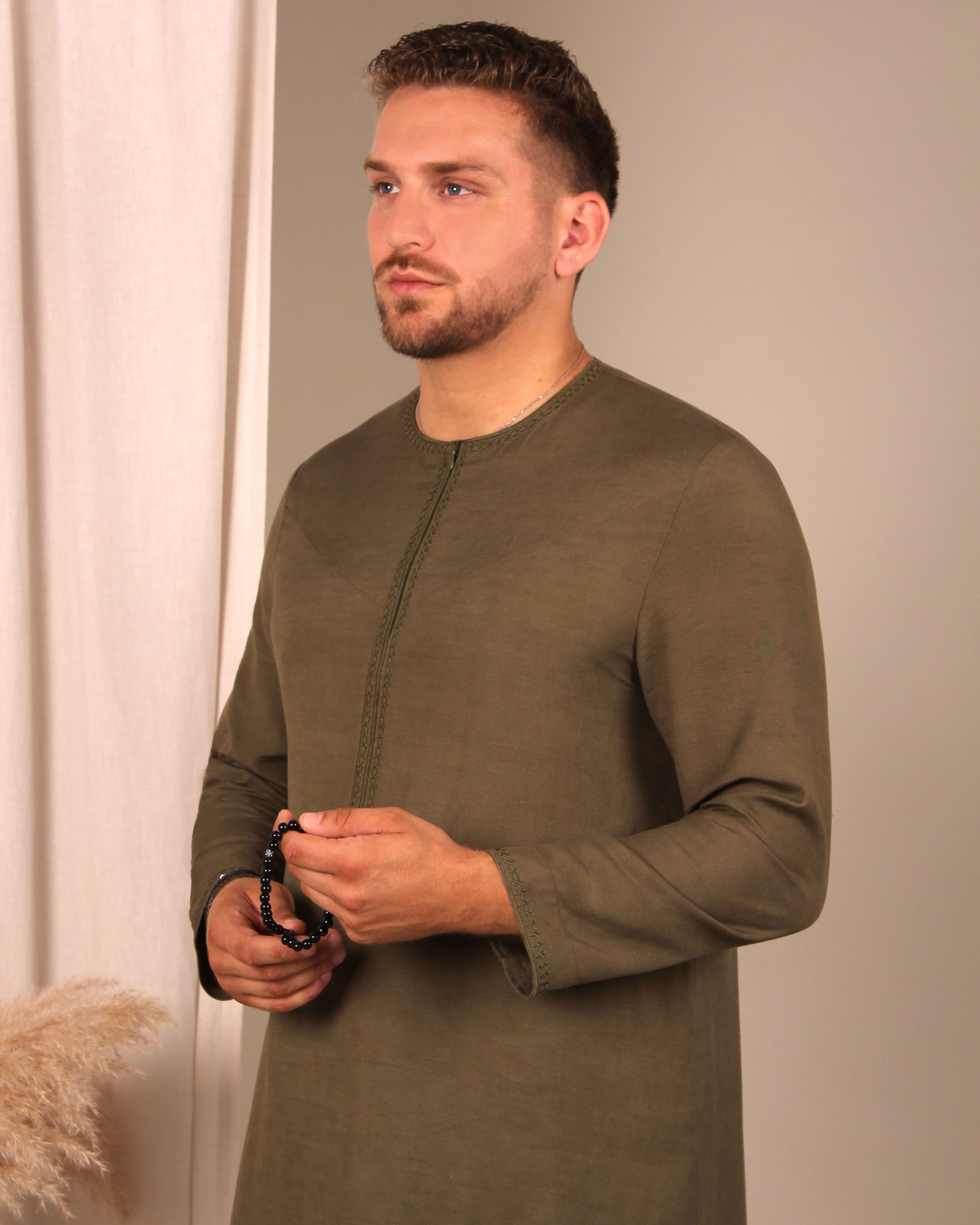 Porträt eines Mannes im Cedar Thobe – stilvolle Ausstrahlung in hochwertiger Modest Fashion