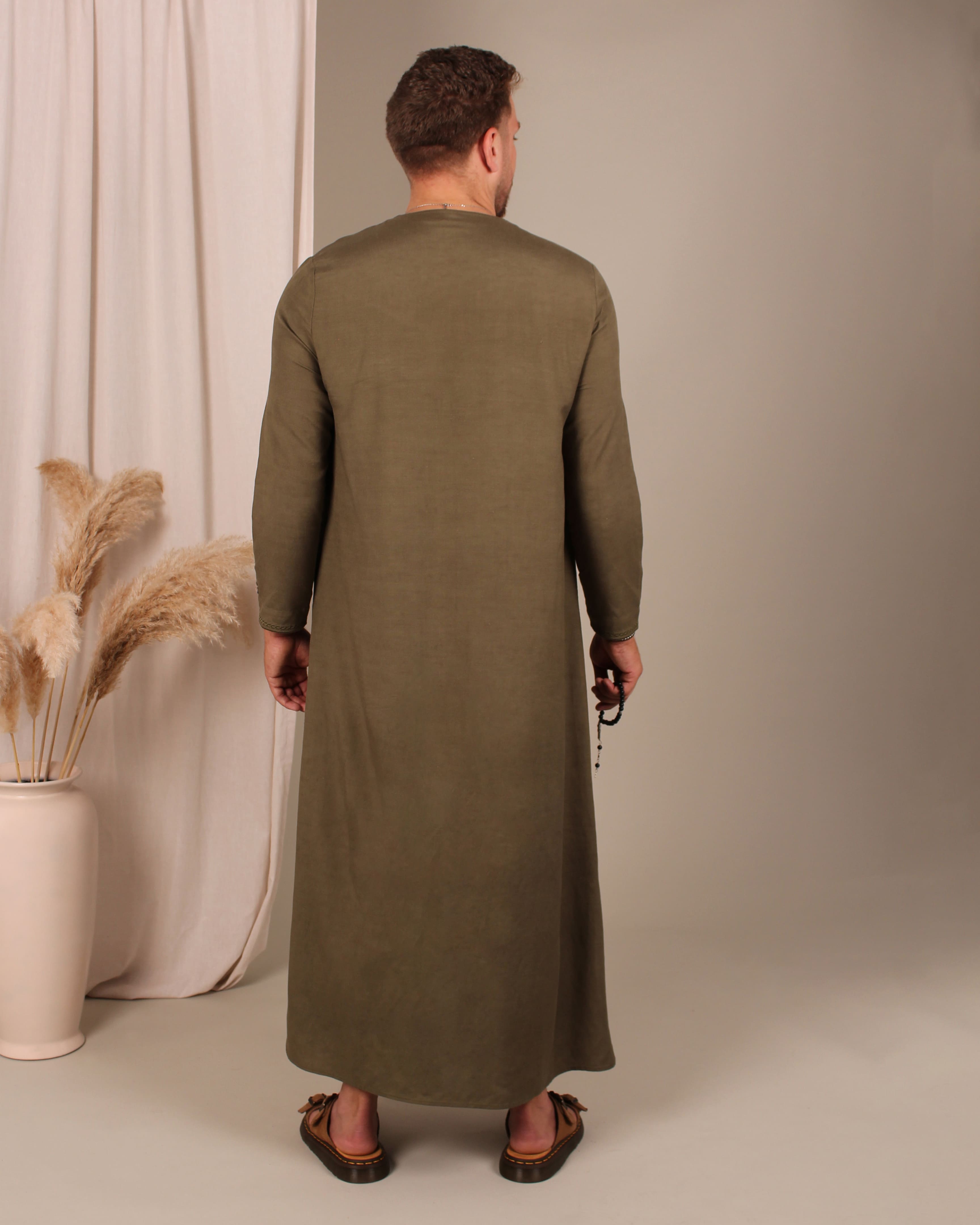 Rückansicht des Cedar Thobes in Oliv – dezente Eleganz in muslimischer Herrenmode von Purpose & Faith