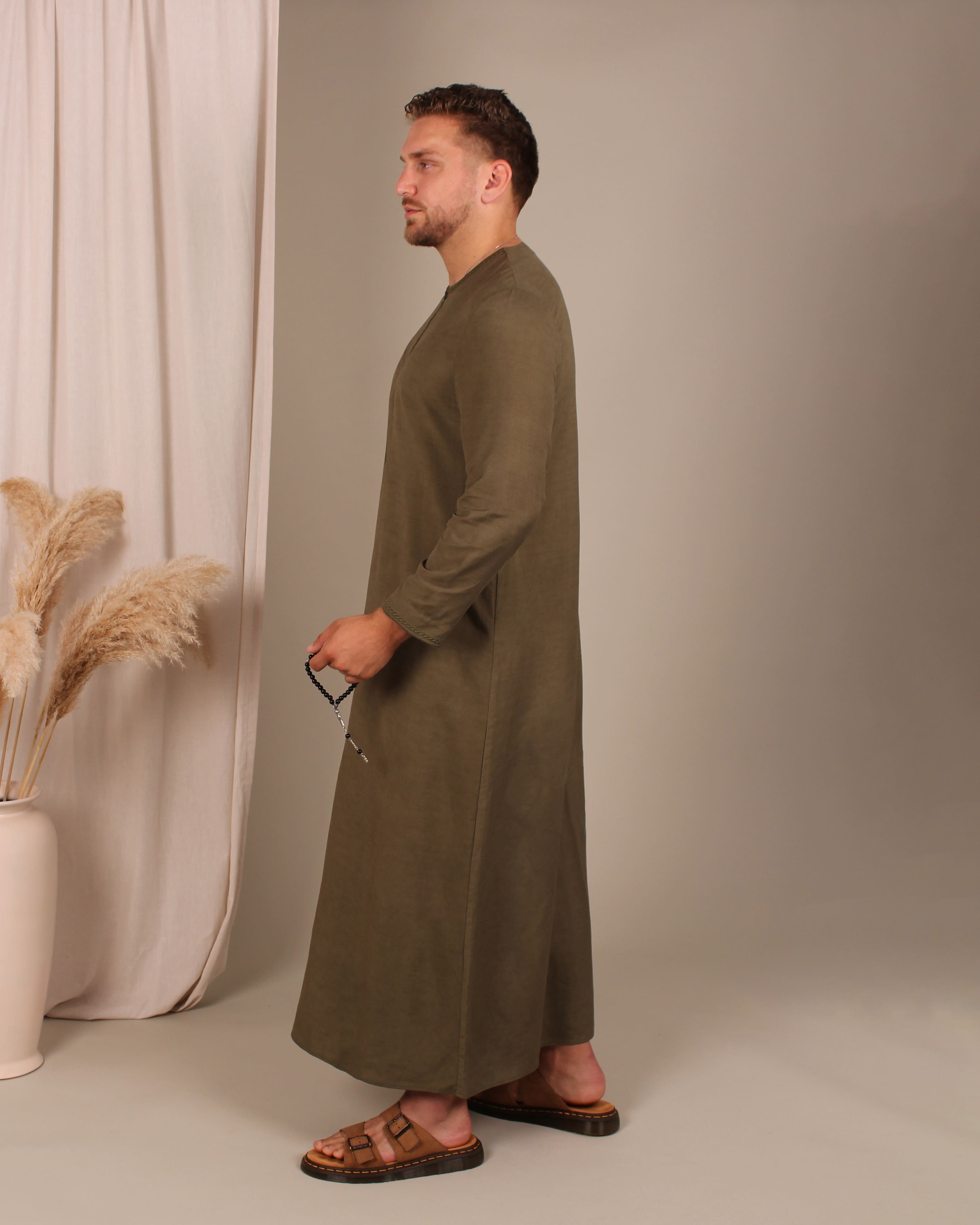 Seitlicher Blick auf den Cedar Thobe – traditioneller Look in moderner Ausführung islamischer Mode