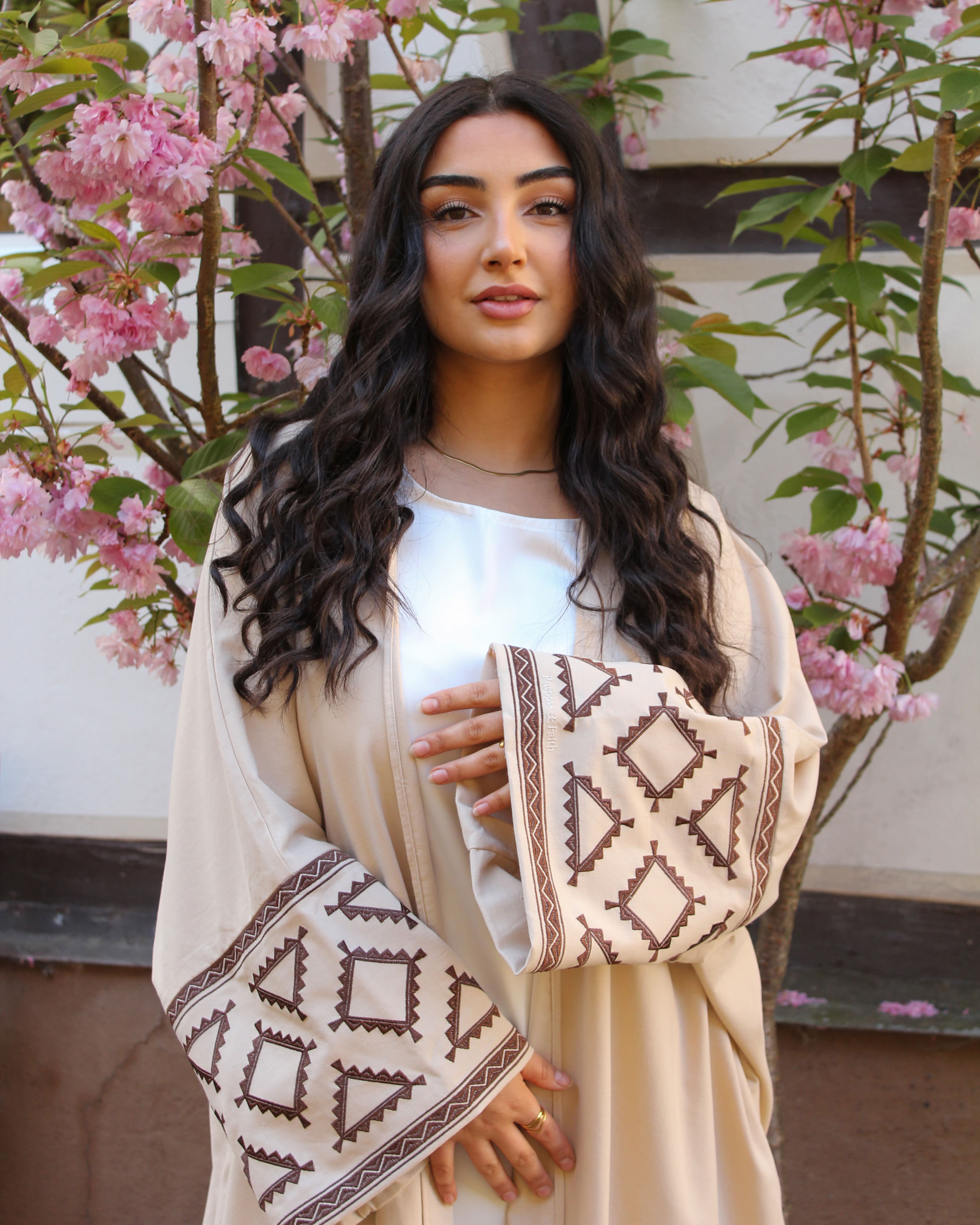Produktbild der beigefarbenen Dune Abaya – elegante islamische Kleidung mit Muster