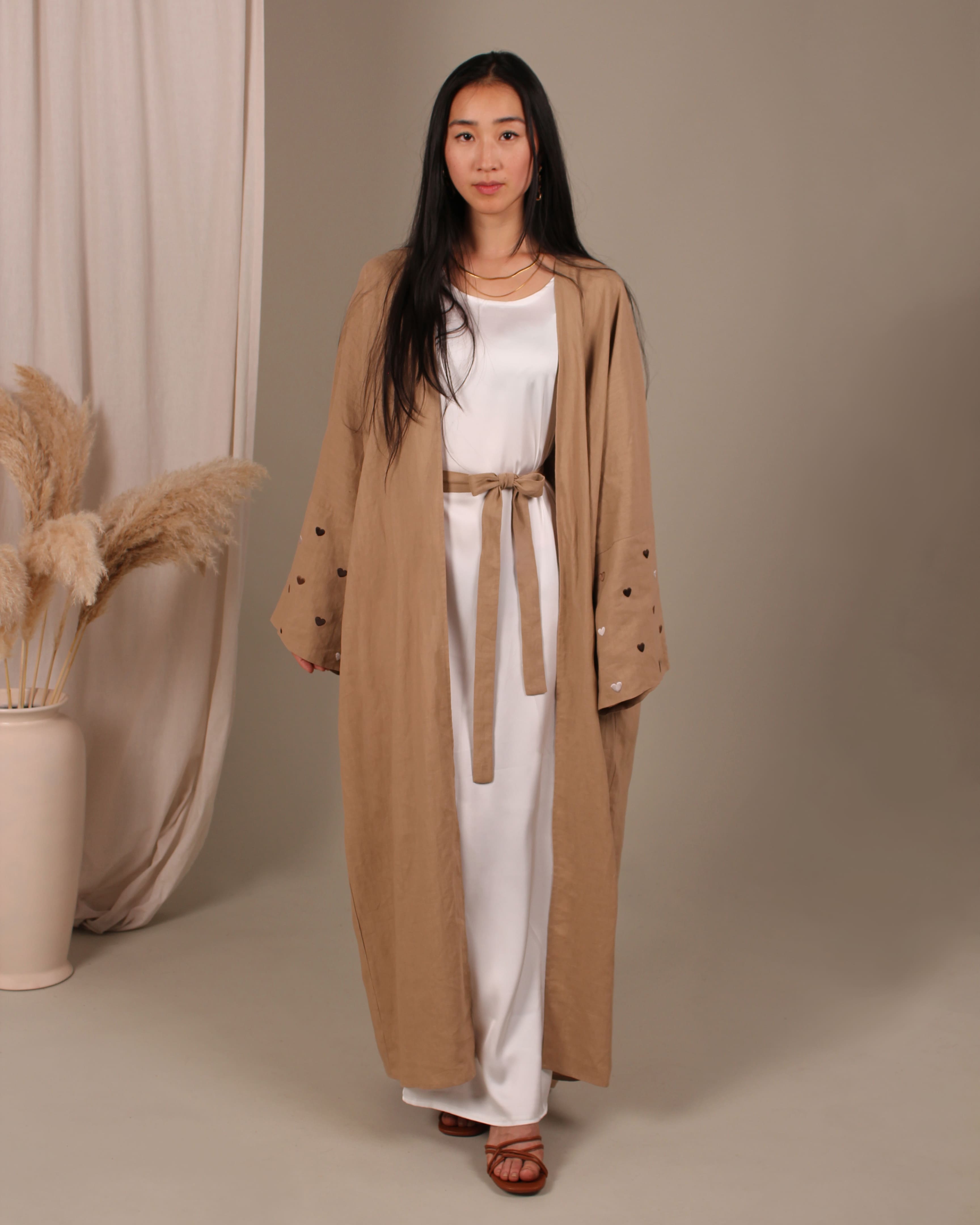 Frontansicht der beigefarbenen Grace Abaya – elegante Modest Fashion für moderne muslimische Frauen