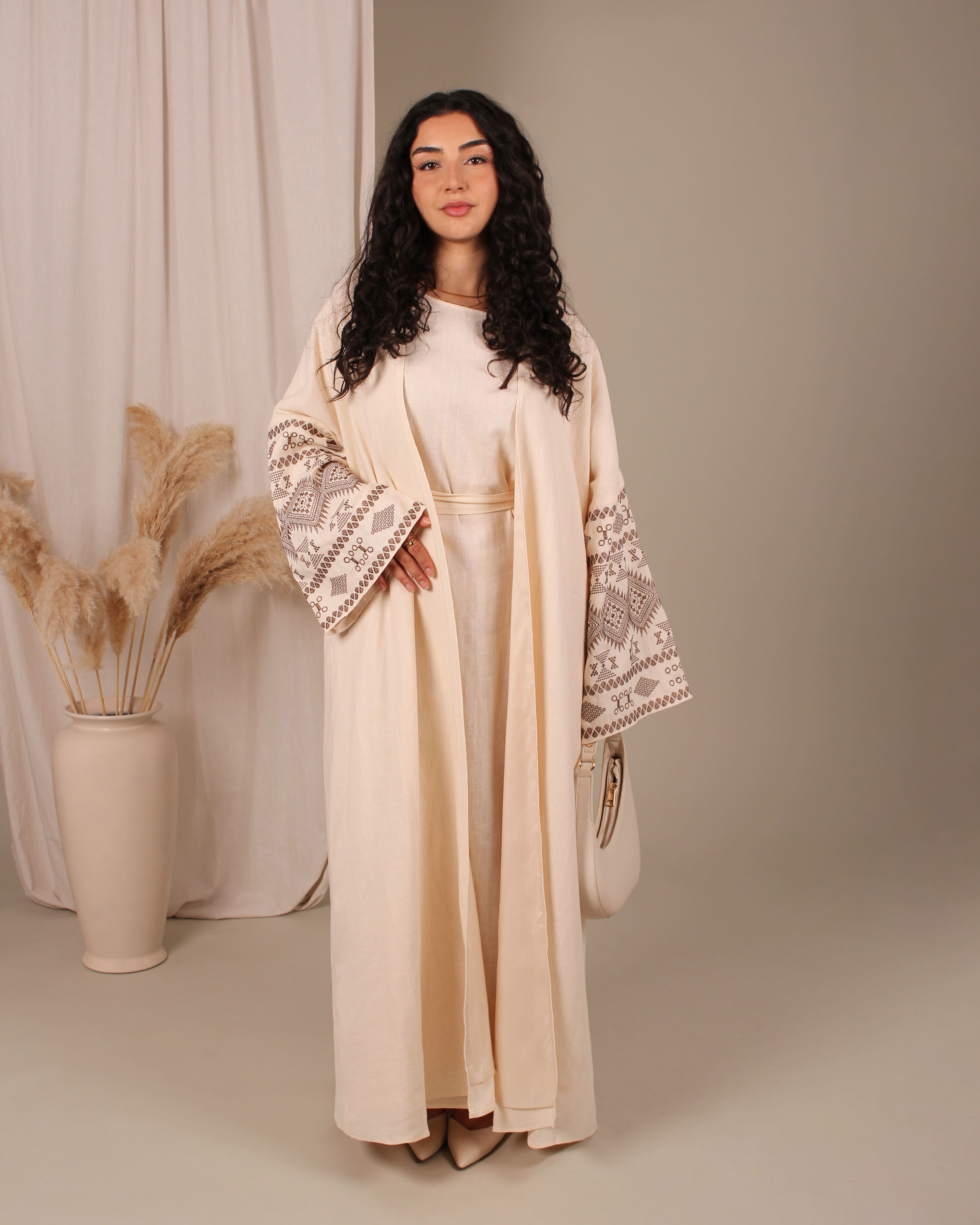 Frontalansicht der Sahara Abaya in Beige – moderne Modest Fashion für elegante muslimische Frauen
