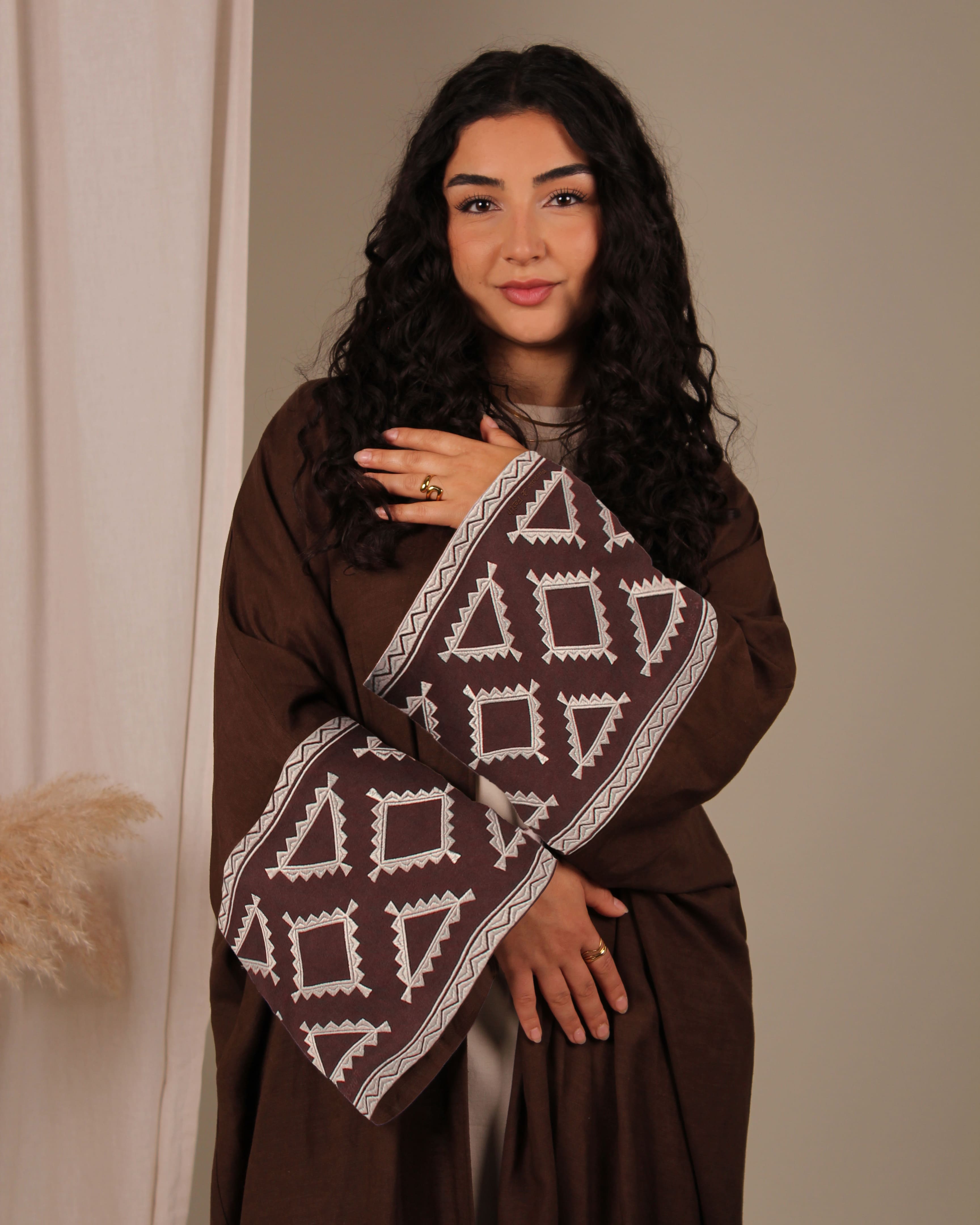 Frontansicht der braunen Earth Abaya – moderne islamische Mode mit traditionellen Mustern von Purpose & Faith