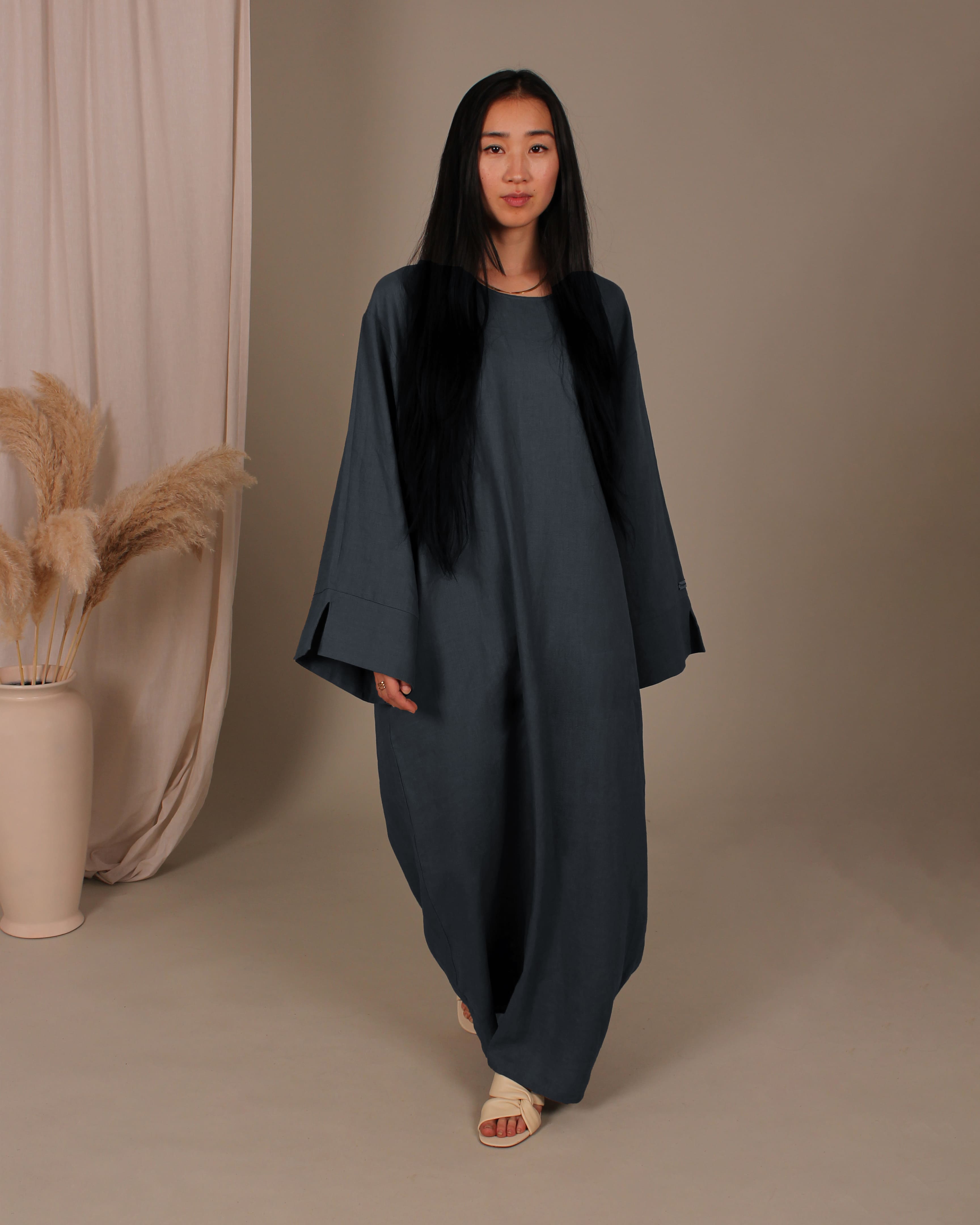 Frontalansicht der Midnight Abaya in Dunkelblau – schlichte und elegante Modest Fashion für muslimische Frauen