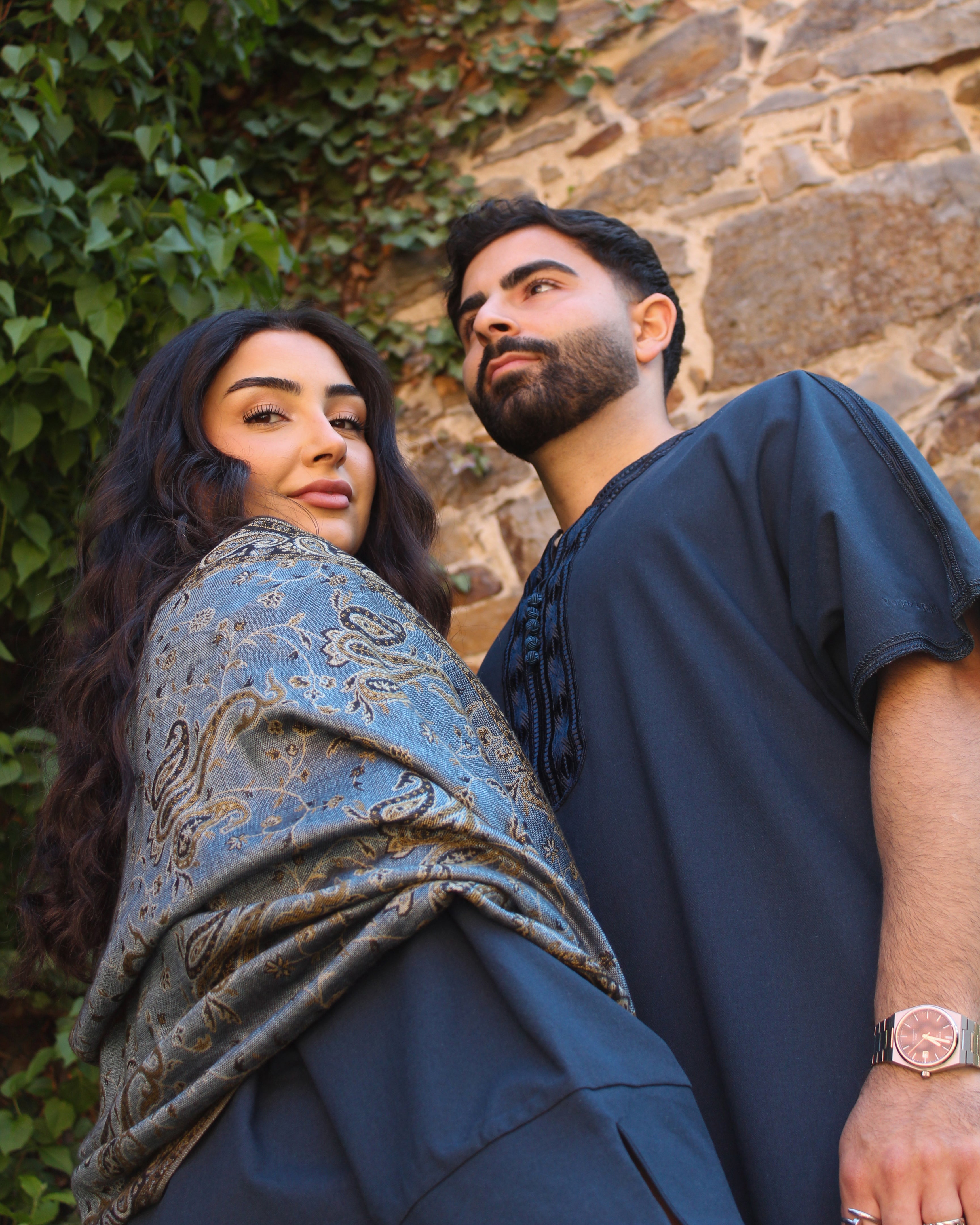 Muslimisches Paar in Dunkelblau – Partnerlook aus Abaya und Thobe von Purpose & Faith